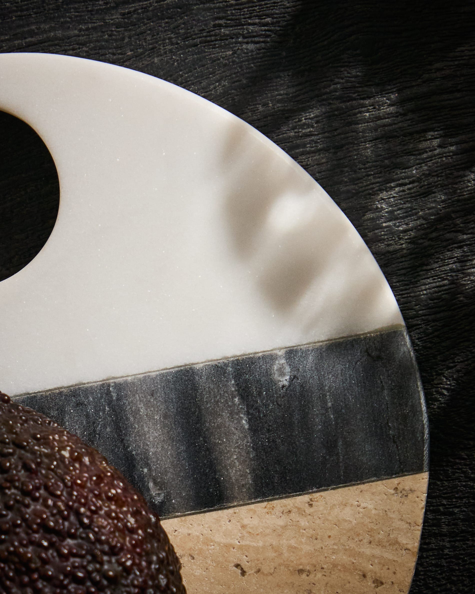 Nivol round serving board in black and white marble and travertine