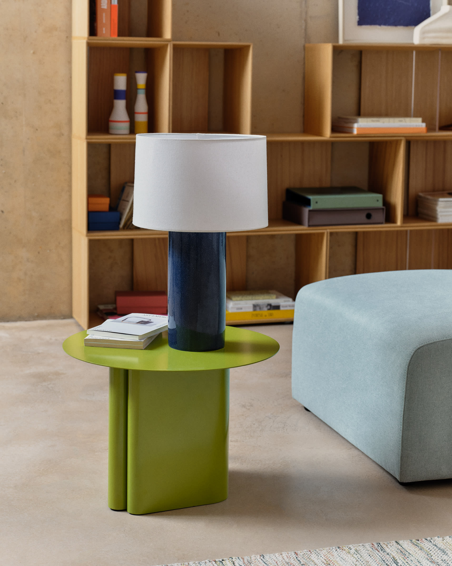 Toneric ceramic table lamp with blue finish and cotton
