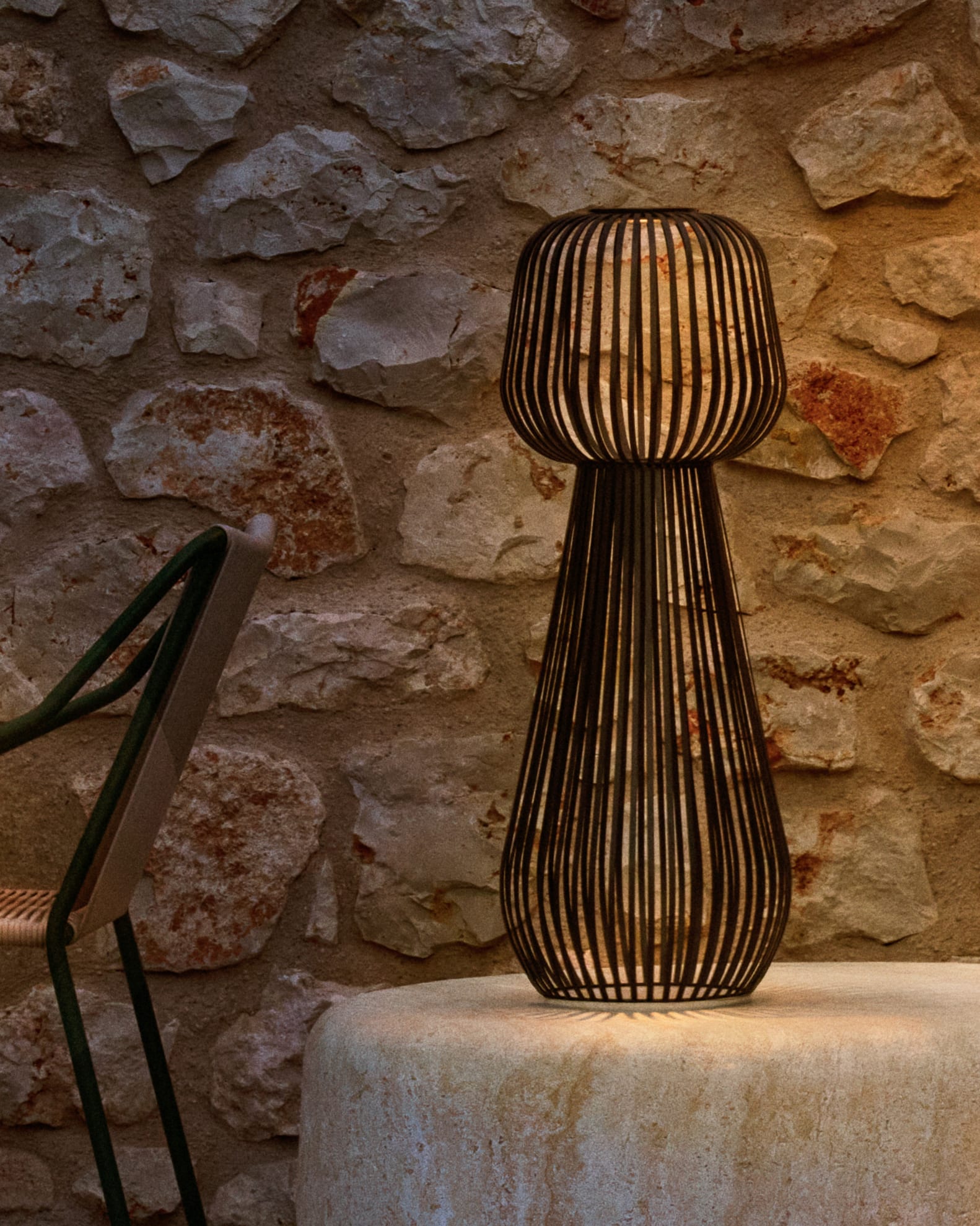 Reiba green metal solar floor lamp