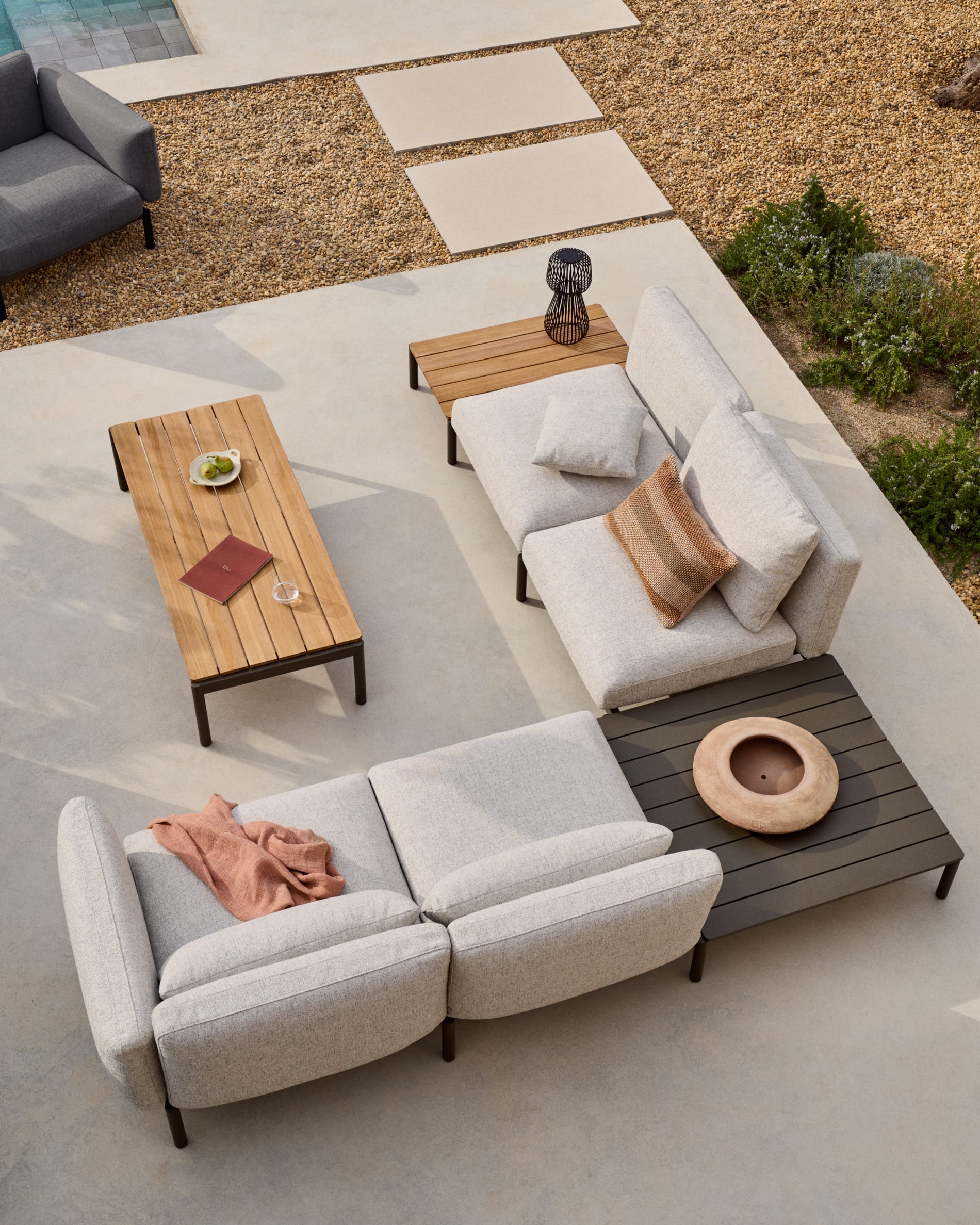 Sorells outdoor modular 4-seater corner sofa with beige upholstery and grey aluminium with teak table 353 x 316.5cm FSC 100%