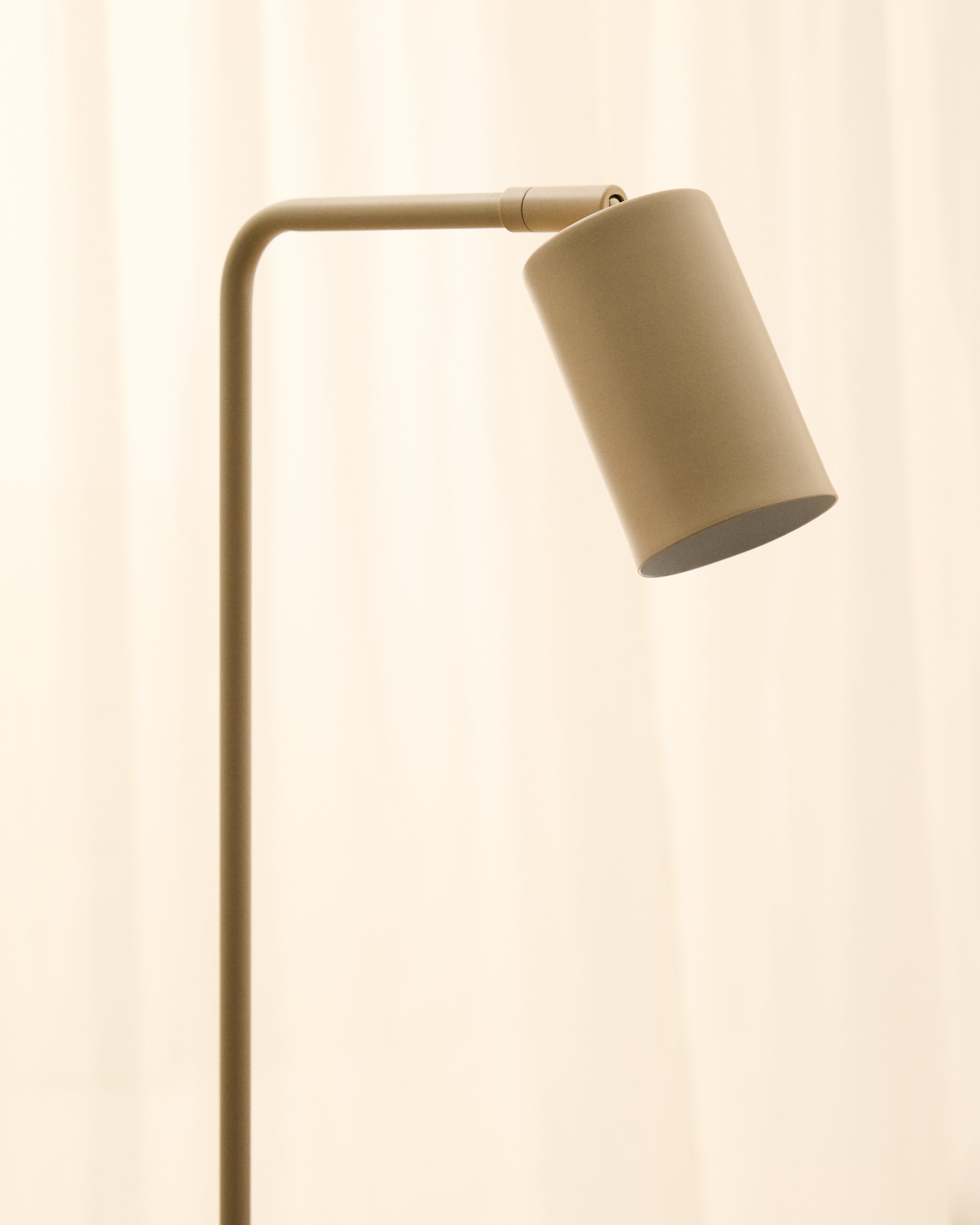 Manie metal floor lamp with beige textured finish