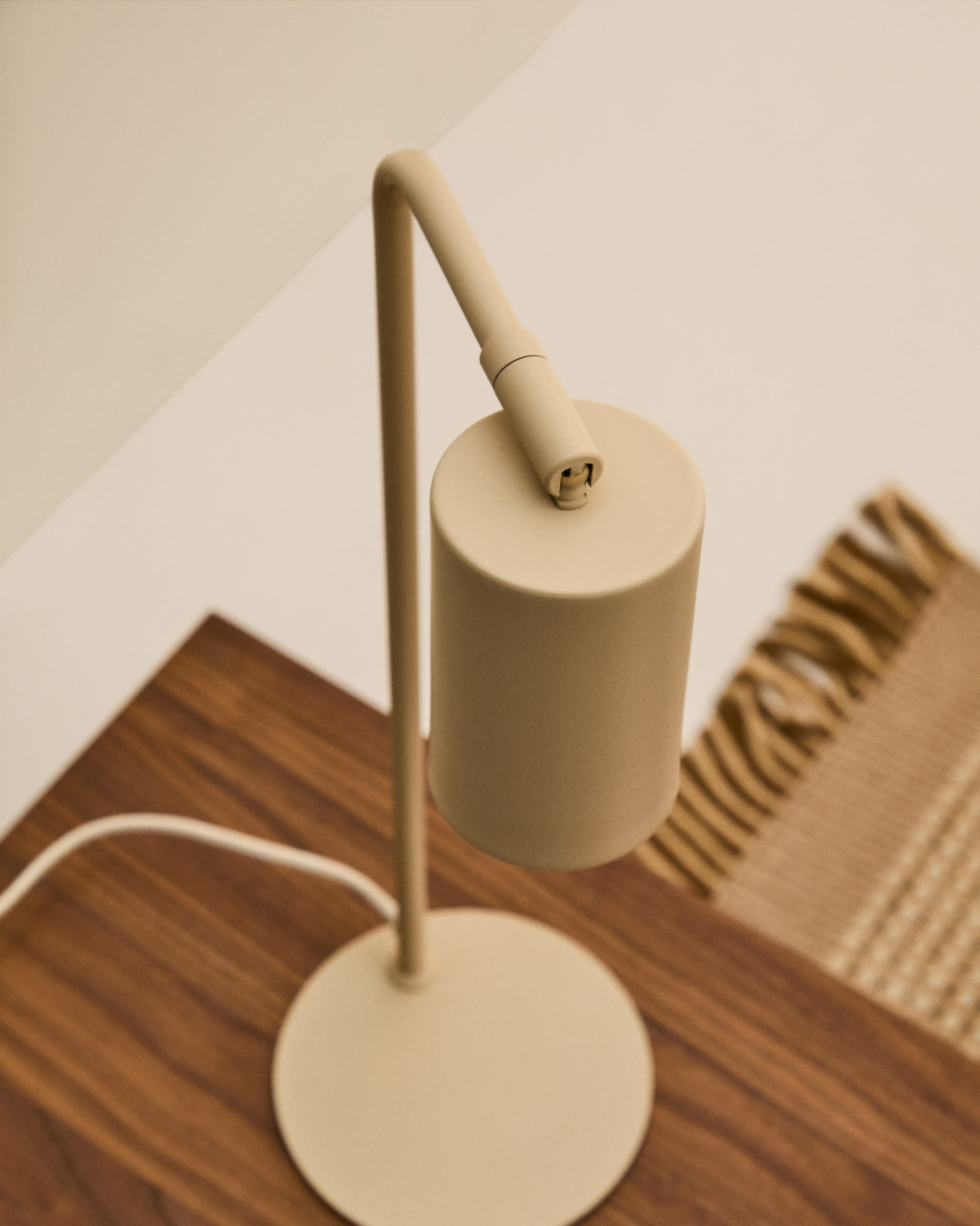 Manie metal desk lamp with beige textured finish