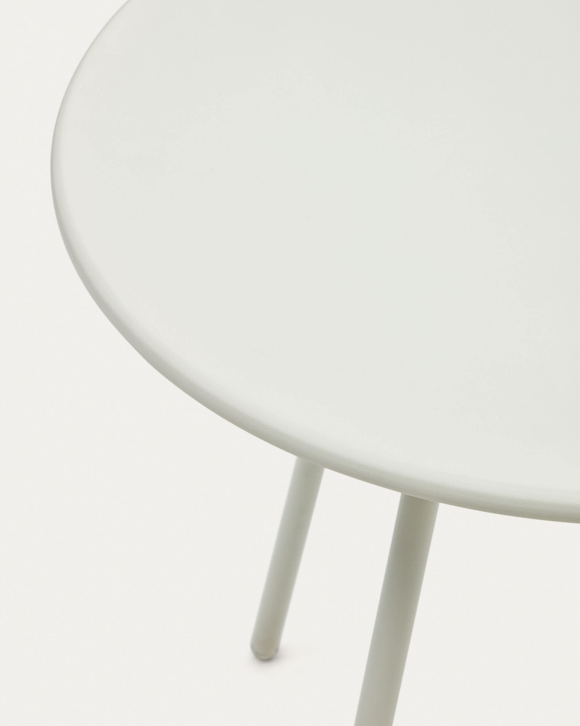 Montjoi round outdoor table in steel with a white finish, Ø 70 cm