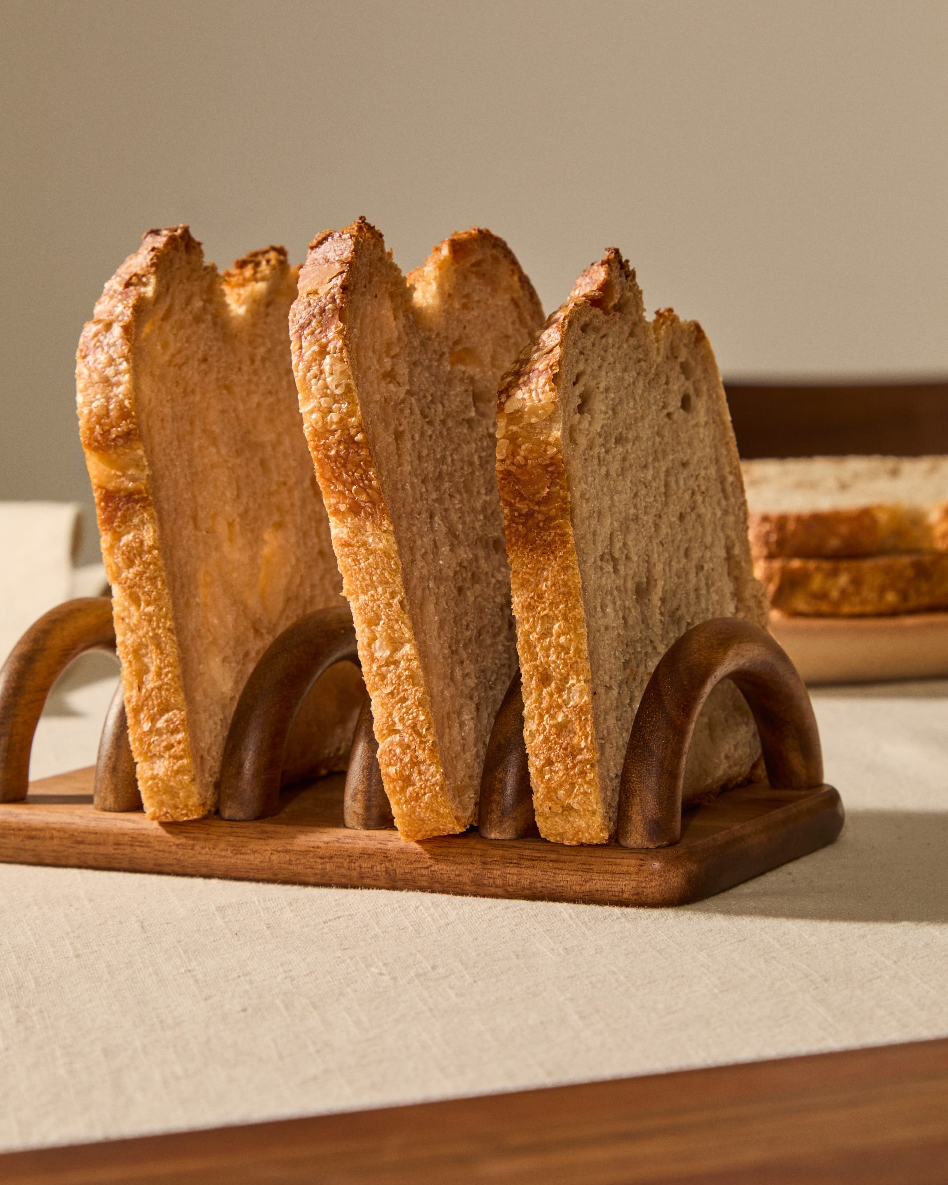 Nukha toast rack in FSC 100% acacia wood