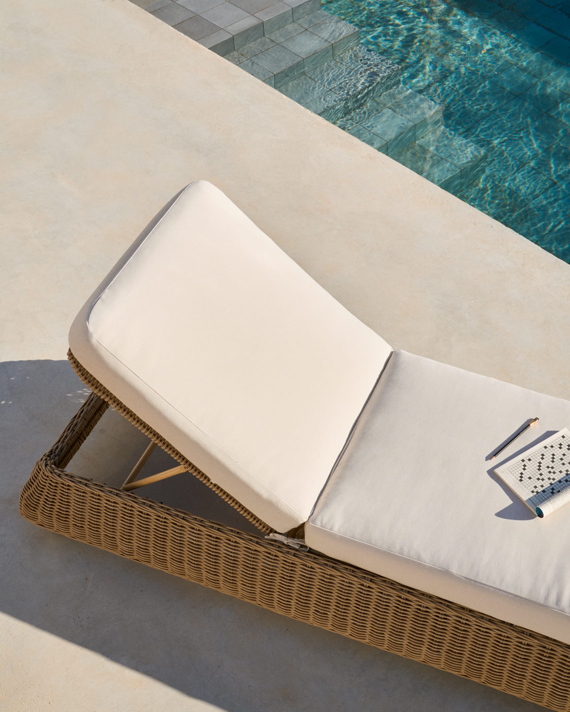 Meria sun lounger in synthetic rattan with FSC 100% solid acacia wood legs