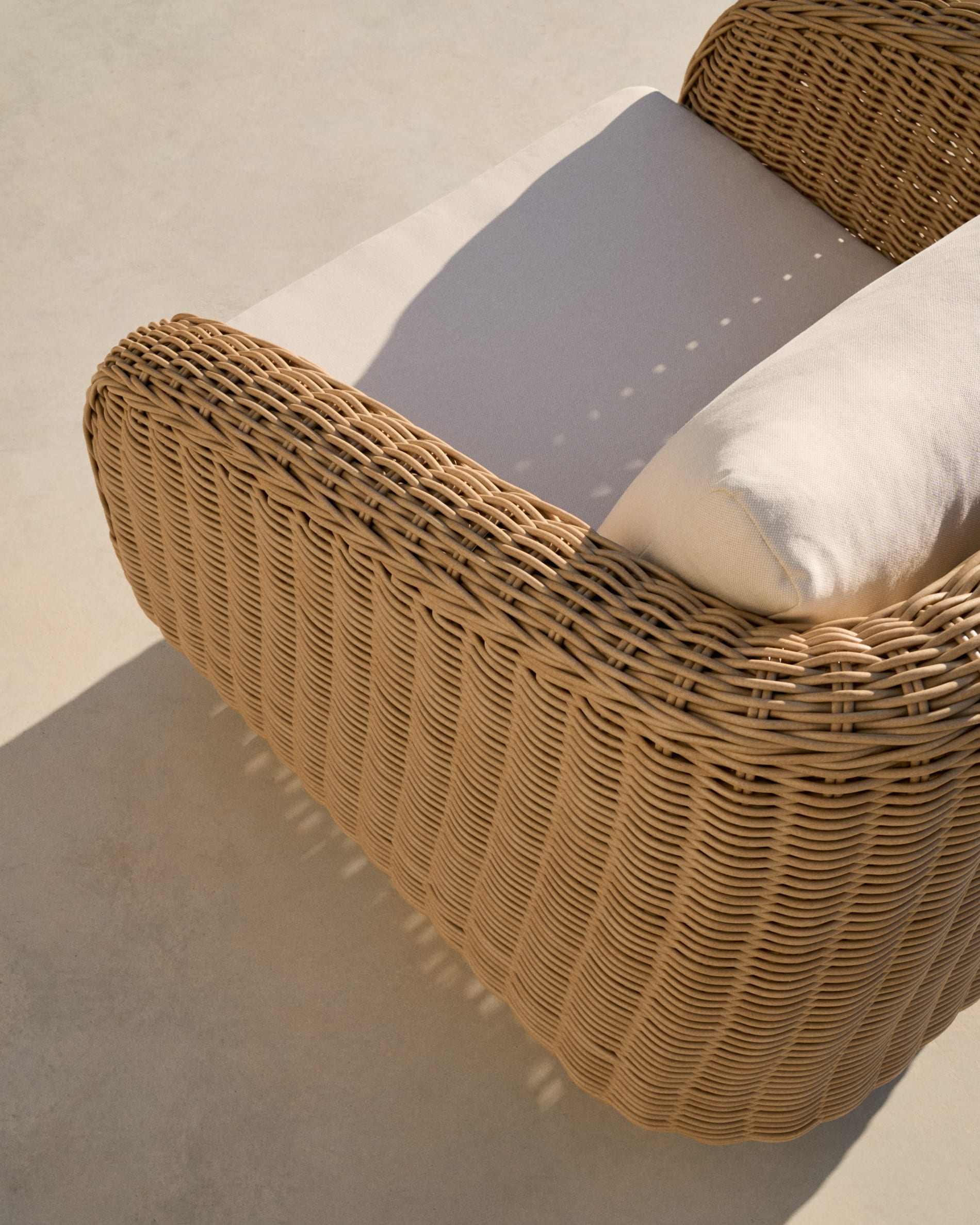 Meria armchair in synthetic rattan with FSC 100% solid acacia wood legs