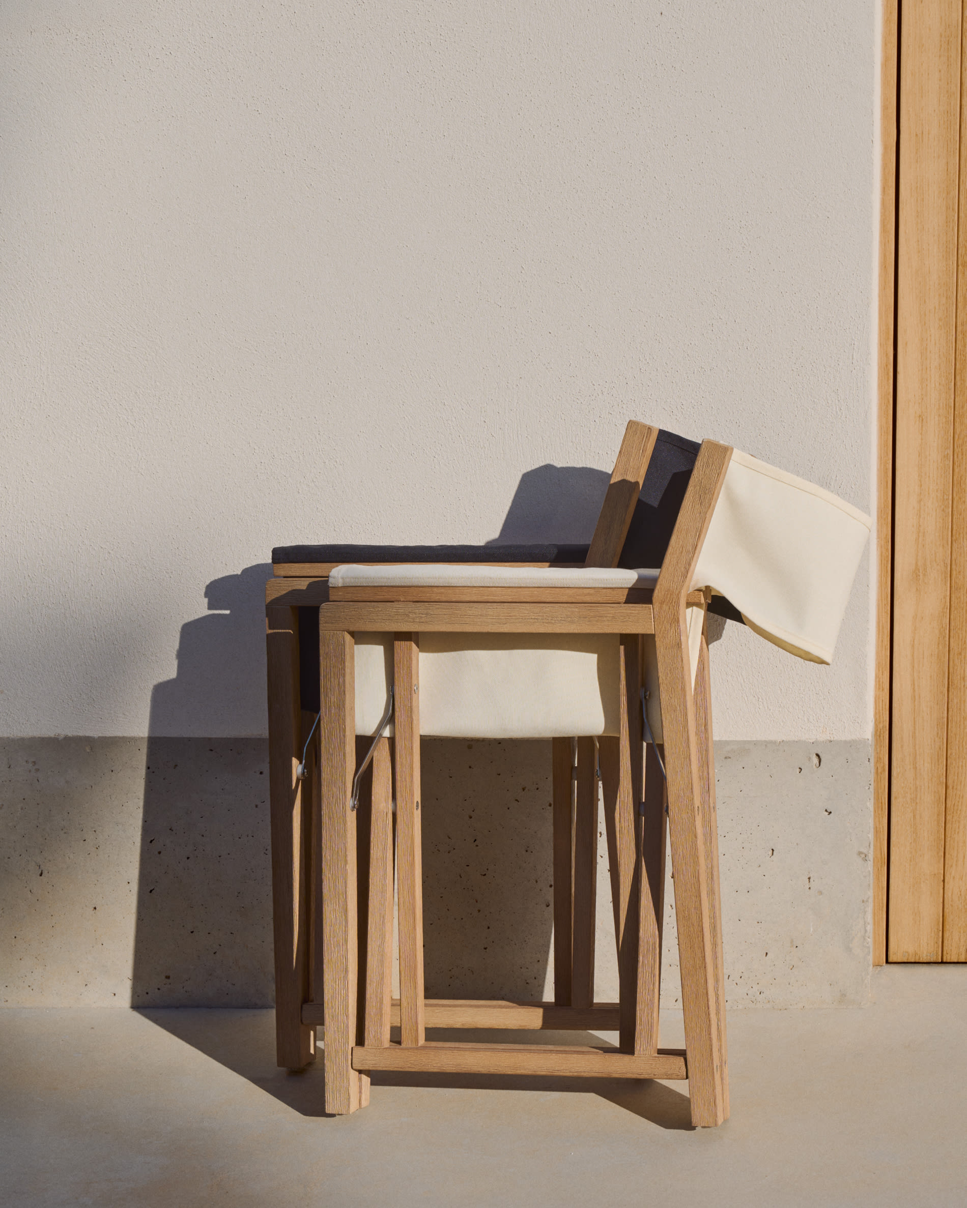 Vilara white outdoor folding chair made of FSC 100% solid acacia wood