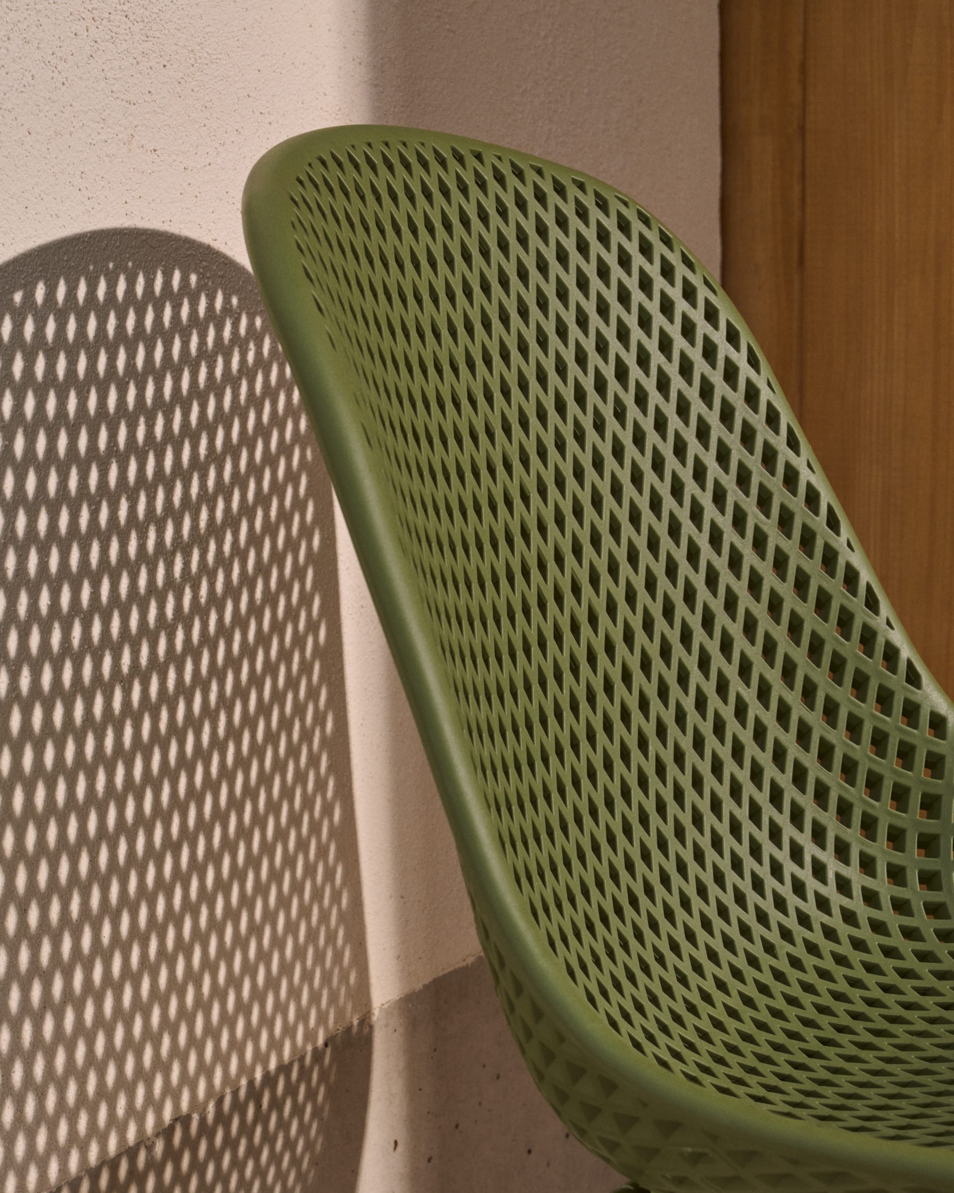 Quinby outdoor chair with green steel legs