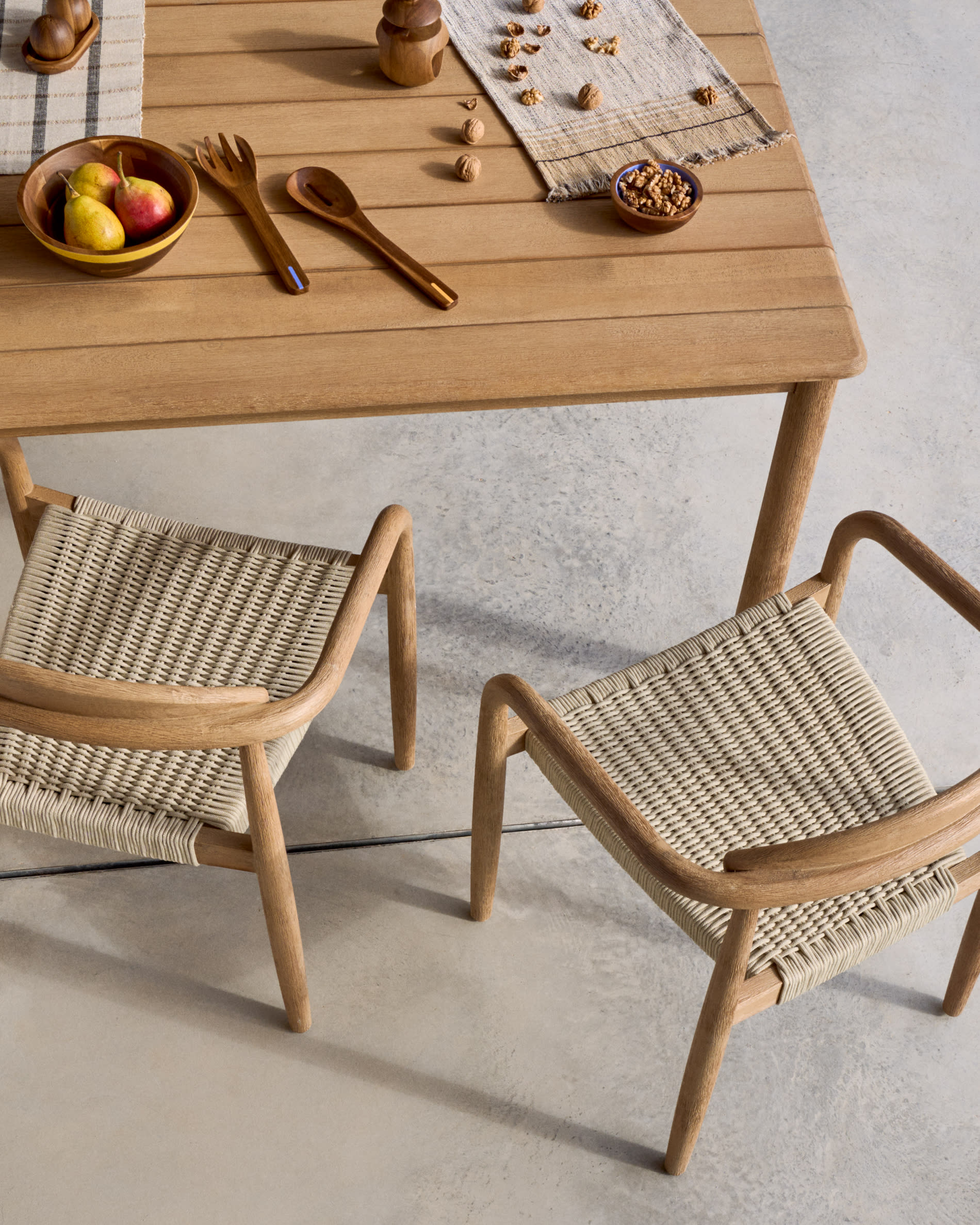 Sori table in FSC 100% solid acacia wood 135 x 135cm