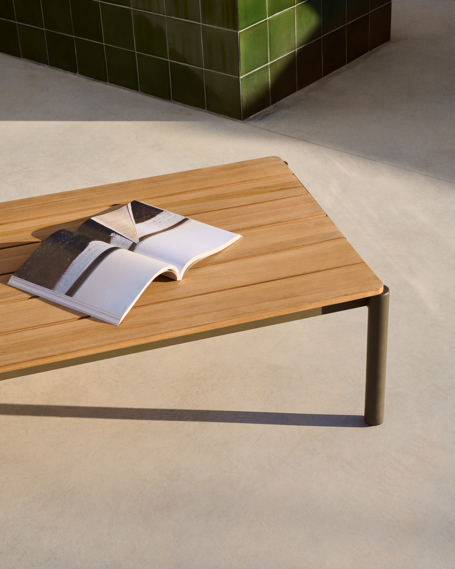 Sorells coffee table in green aluminum and teak wood 63 x 144,6 cm FSC 100%