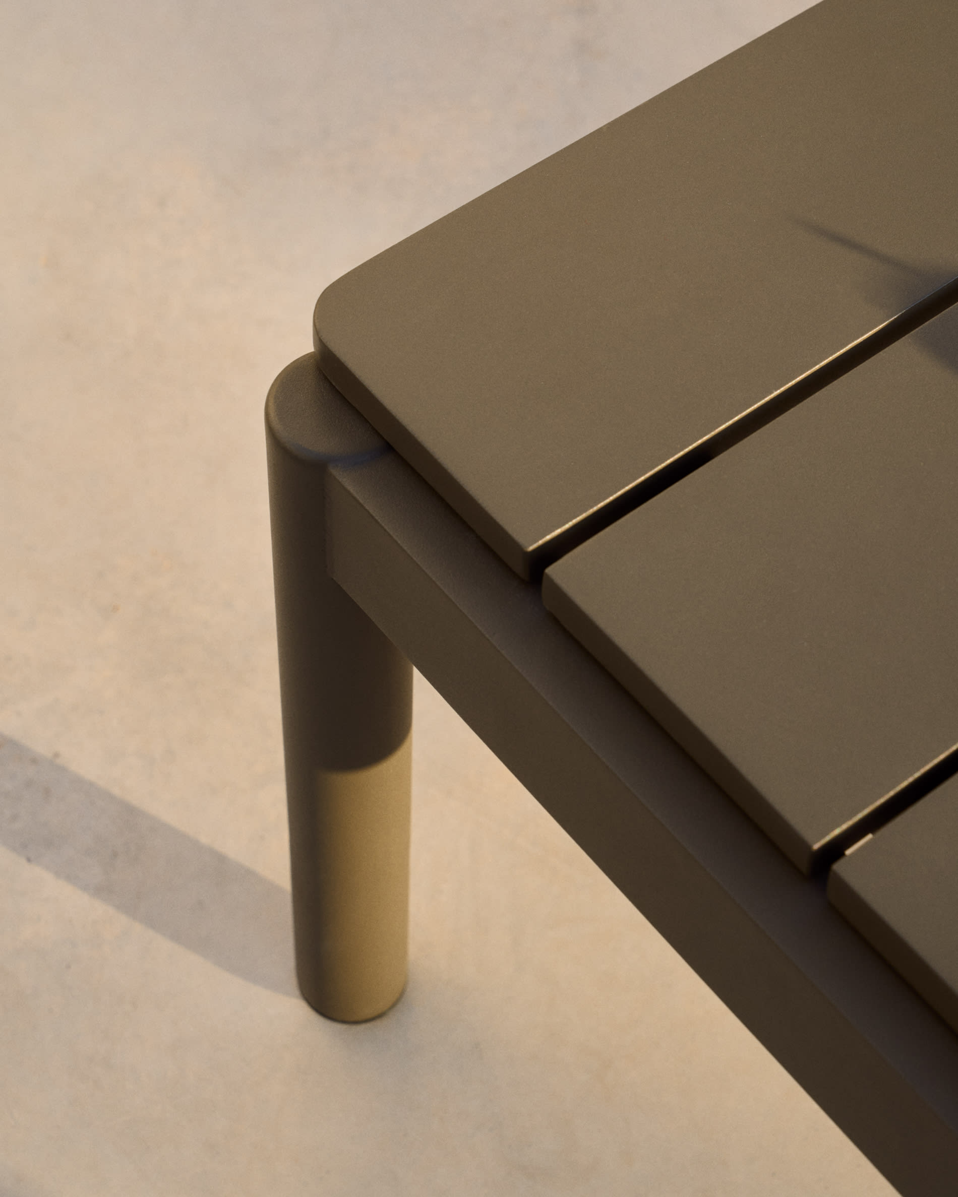 Sorells coffee table in green aluminum 63 x 144,6 cm