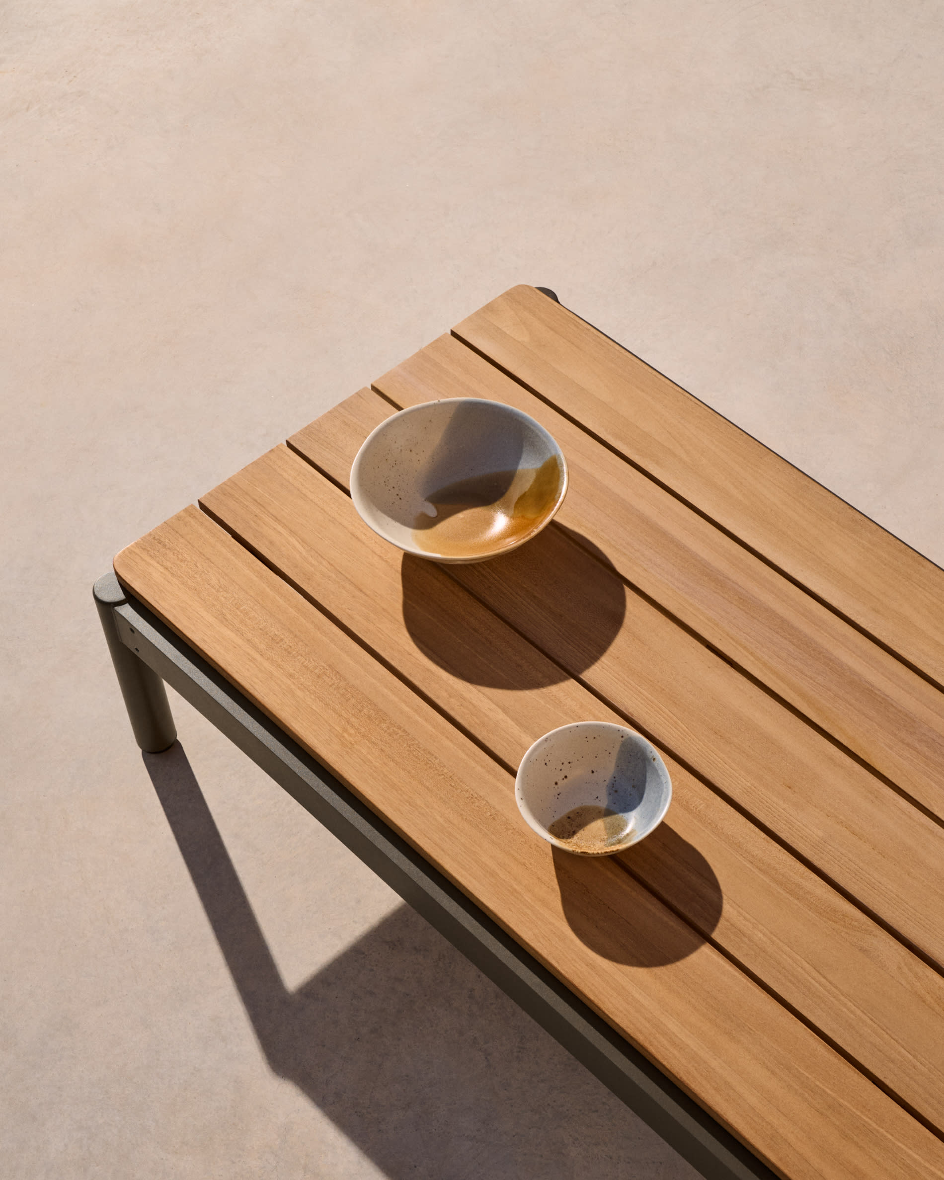 Sorells coffee table in green aluminum and teak wood 52,4 x 91 cm FSC 100%