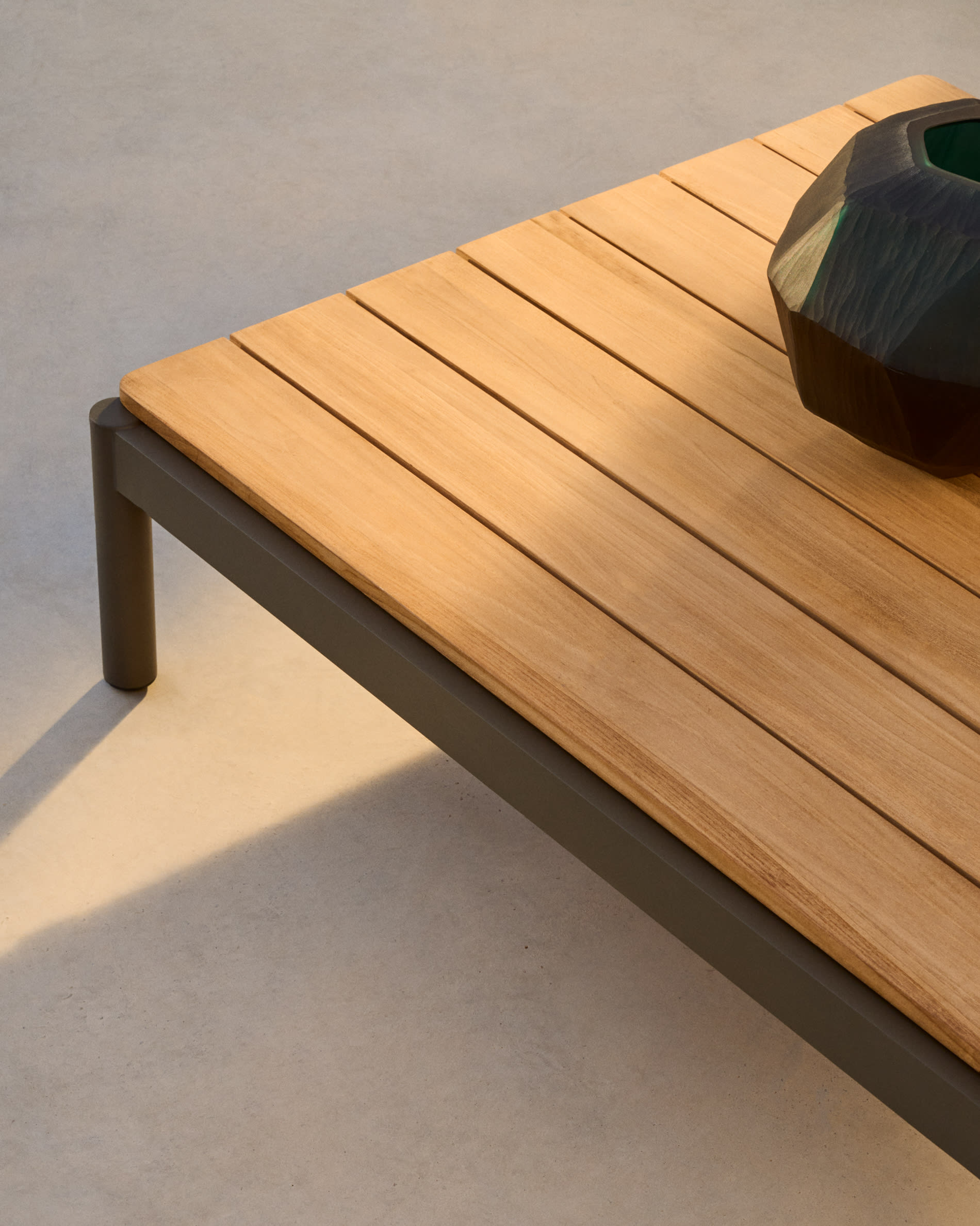 Sorells coffee table in green aluminum and teak wood 89 x 91 cm FSC 100%