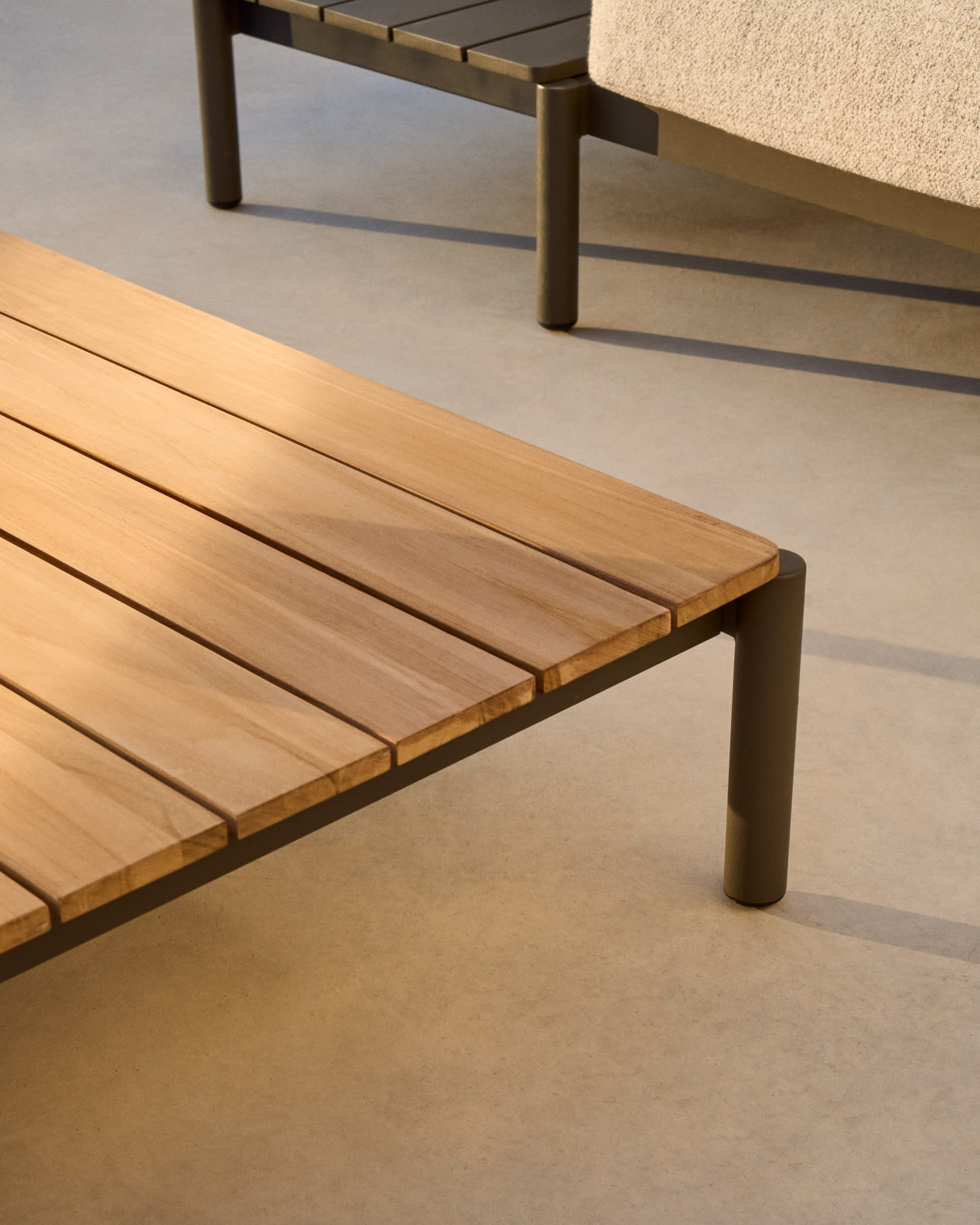 Sorells coffee table in green aluminum and teak wood 89 x 91 cm FSC 100%