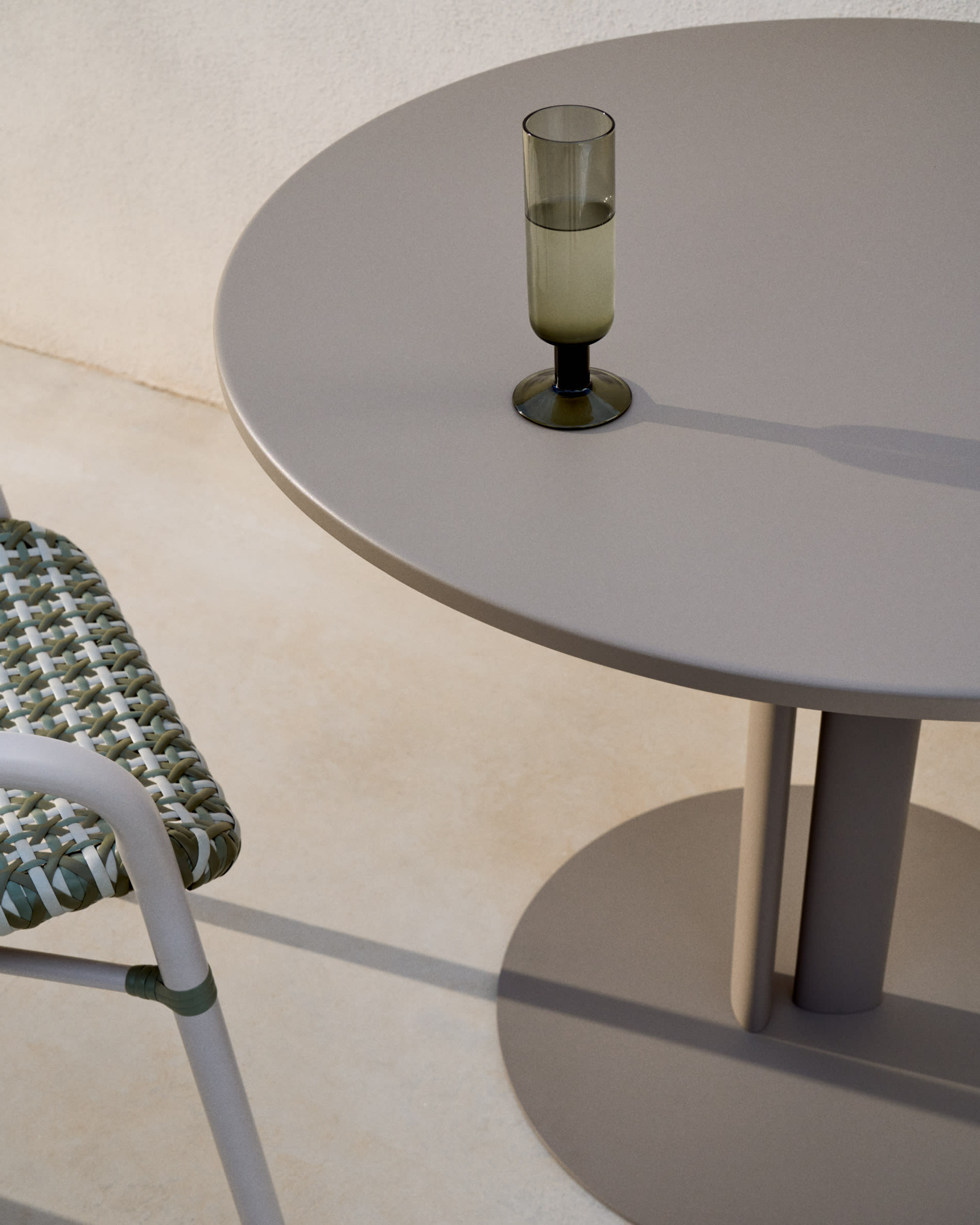 Sedalis round outdoor table in steel with taupe aluminium top Ø80cm