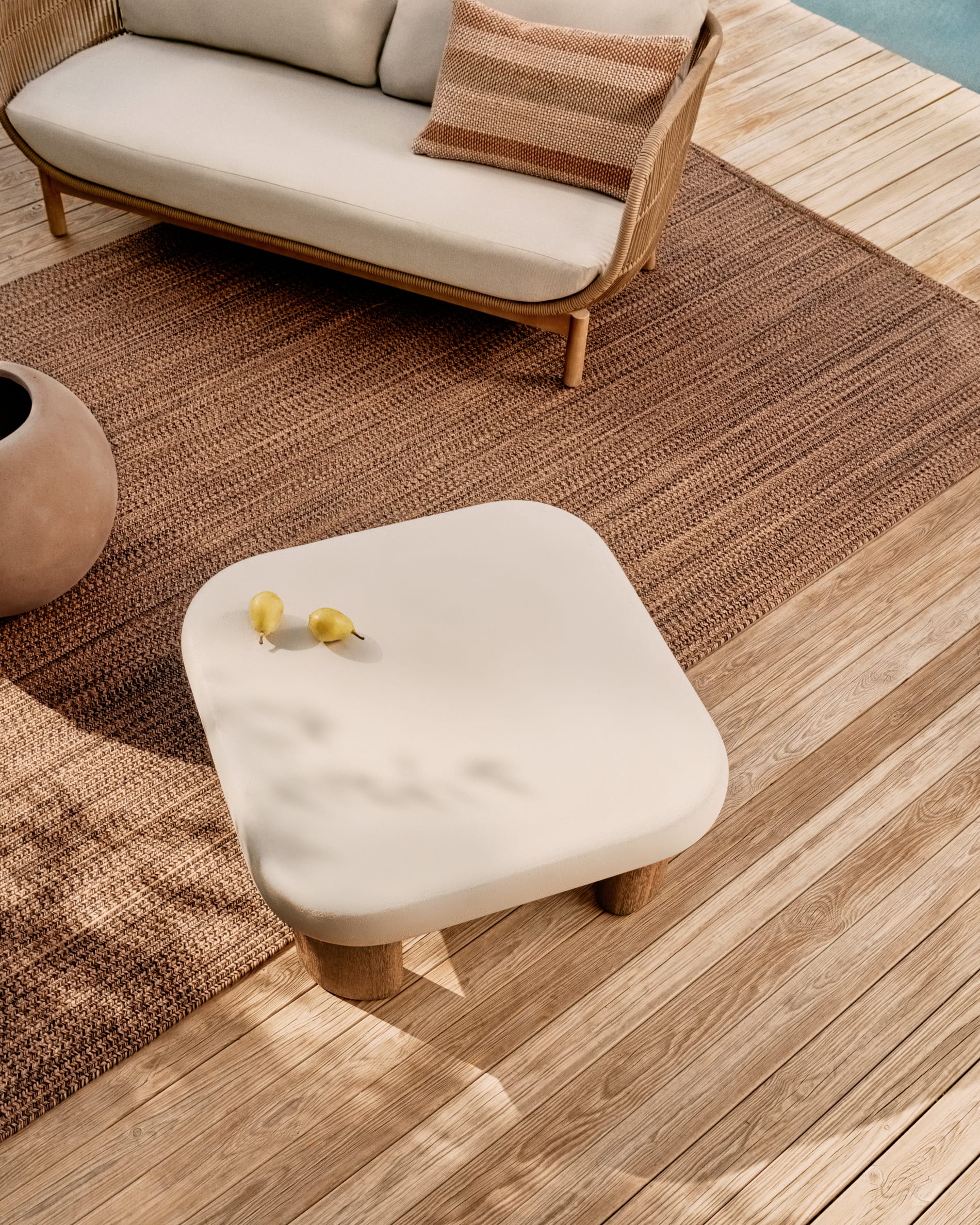 Labra coffee table in cement and acacia wood 80 x 80 cm FSC 100%