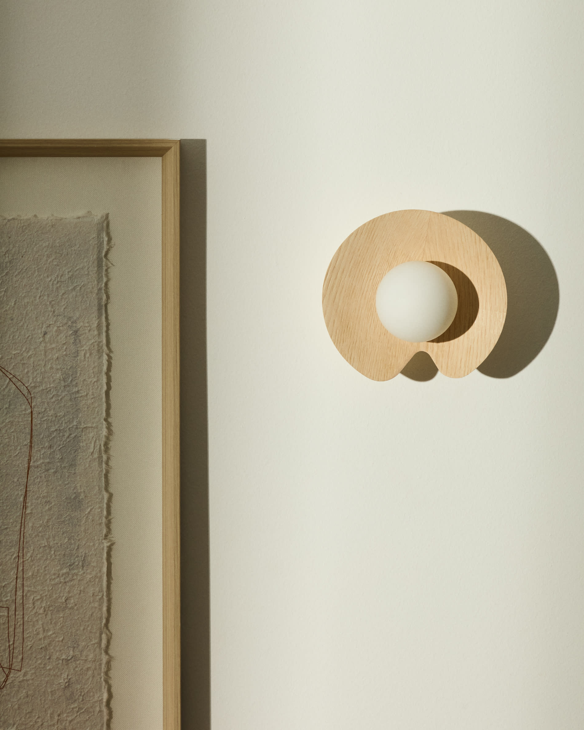 Wilara oak veneer wall-mounted light fixture with 1 smoked glass ball