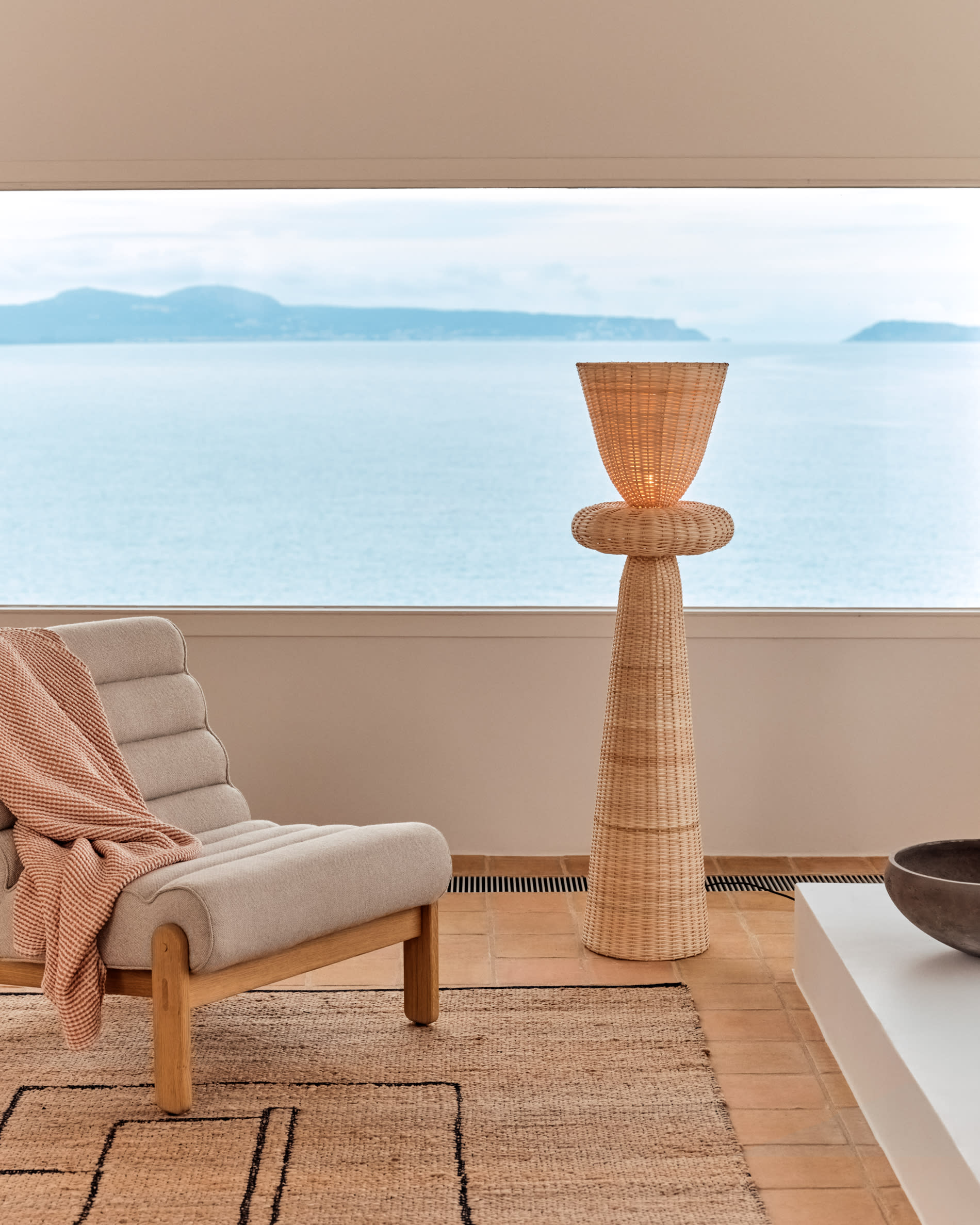 Neuda rattan floor lamp with light finish