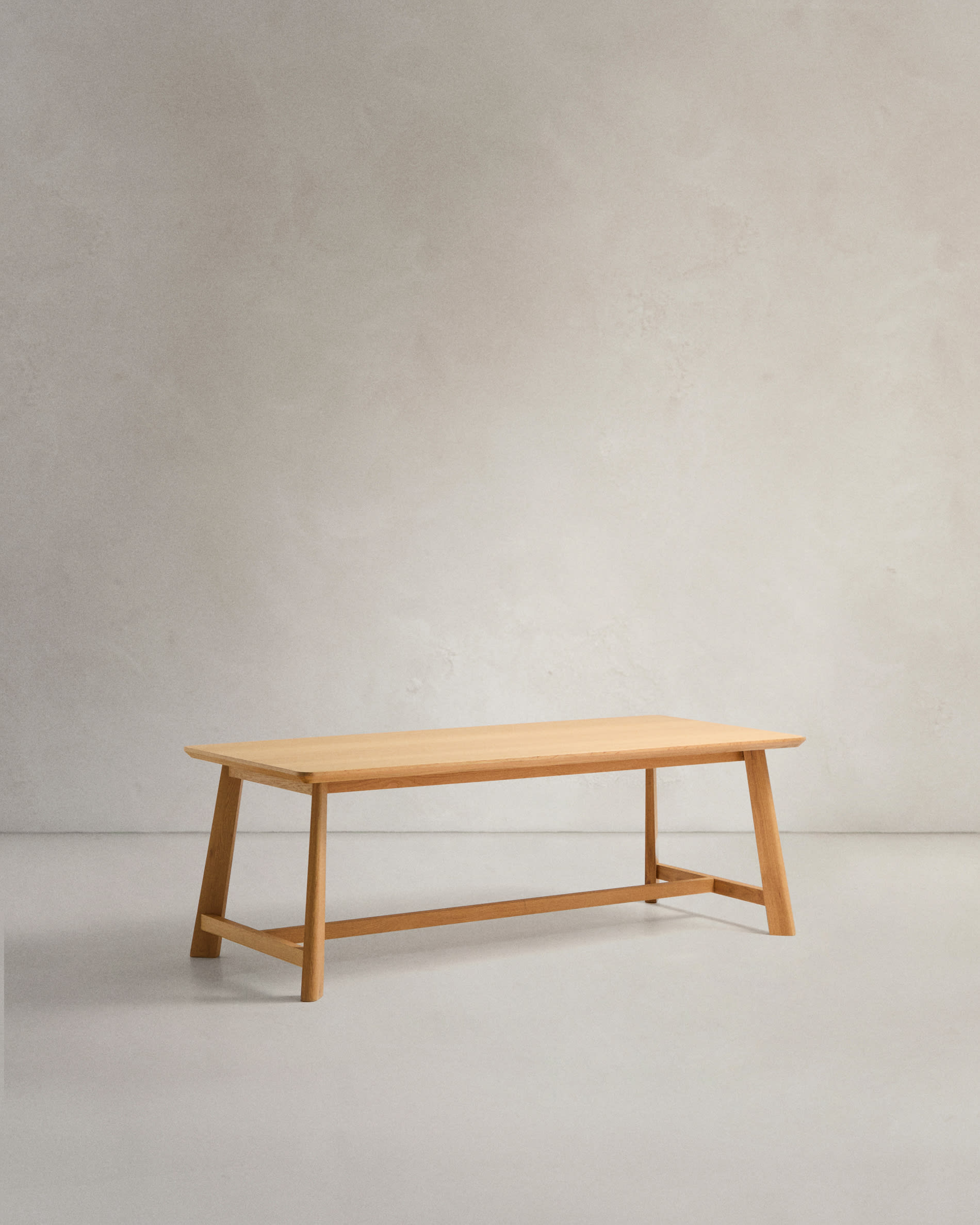 Idun table made of veneer and solid oak wood with natural tone finish FSC Mix Credit 220x100cm