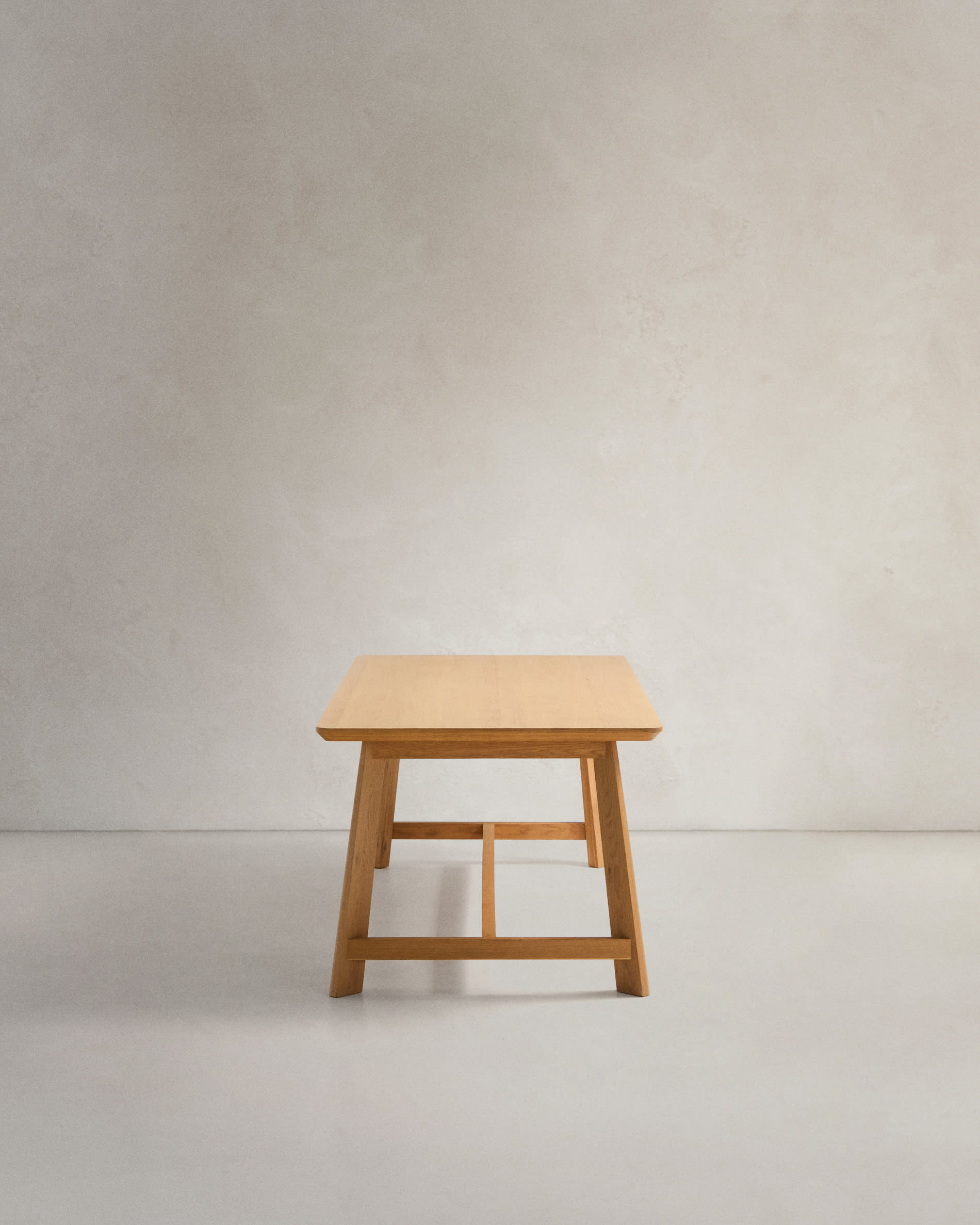 Idun table made of veneer and solid oak wood with natural tone finish FSC Mix Credit 220x100cm