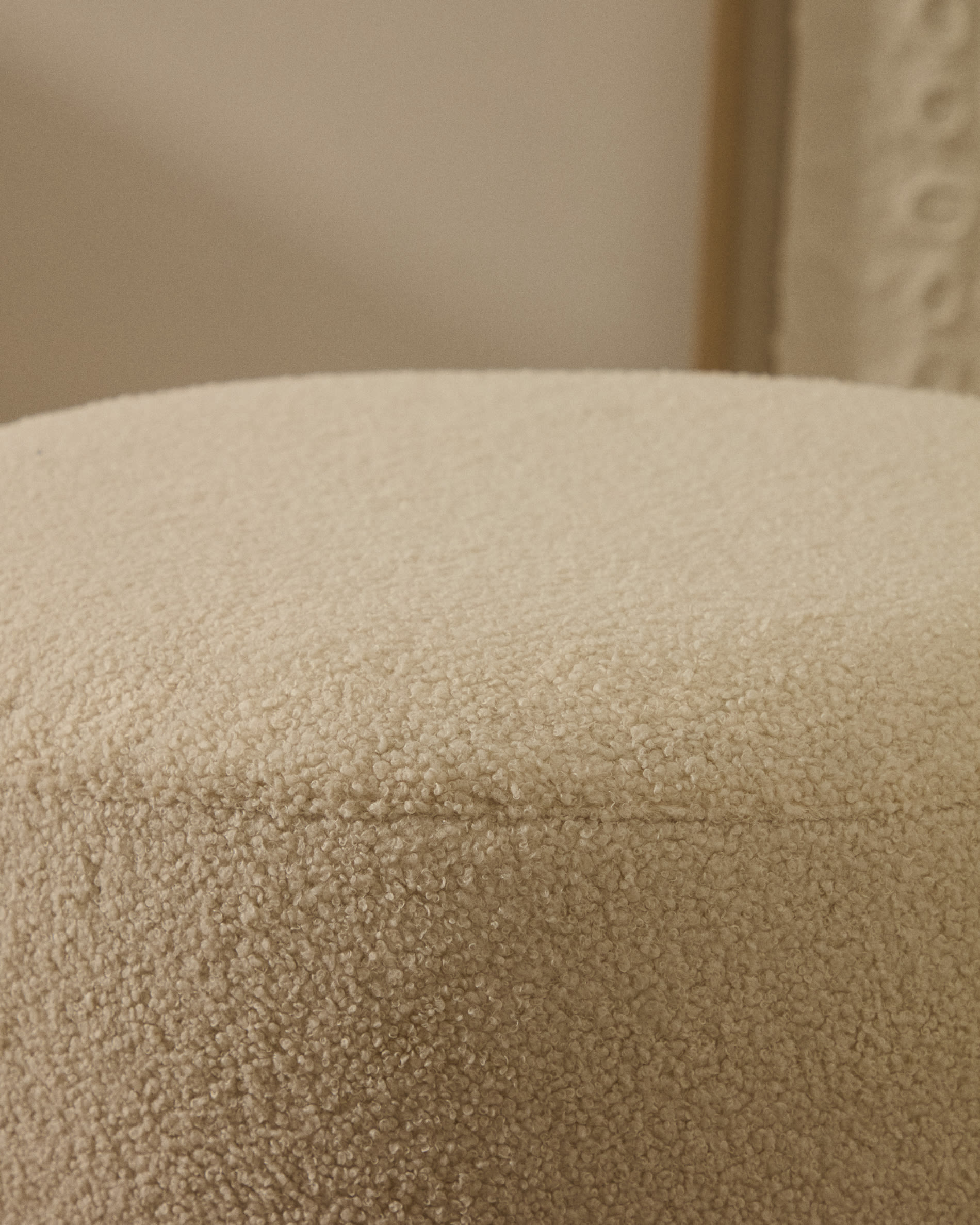 Kaeli footrest with removable cover in ecru bouclé Ø 60 cm