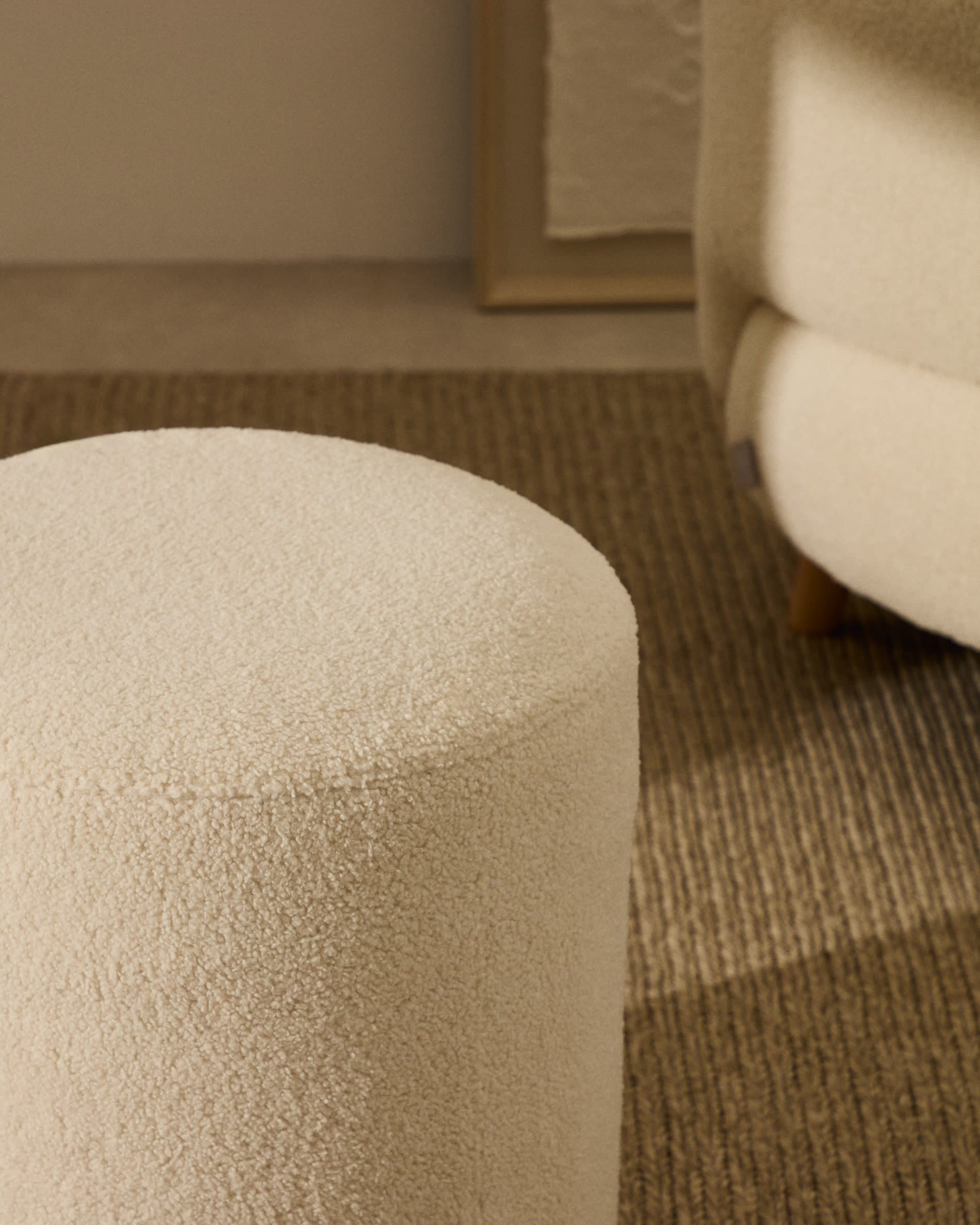 Kaeli footrest with removable cover in ecru bouclé Ø 43 cm