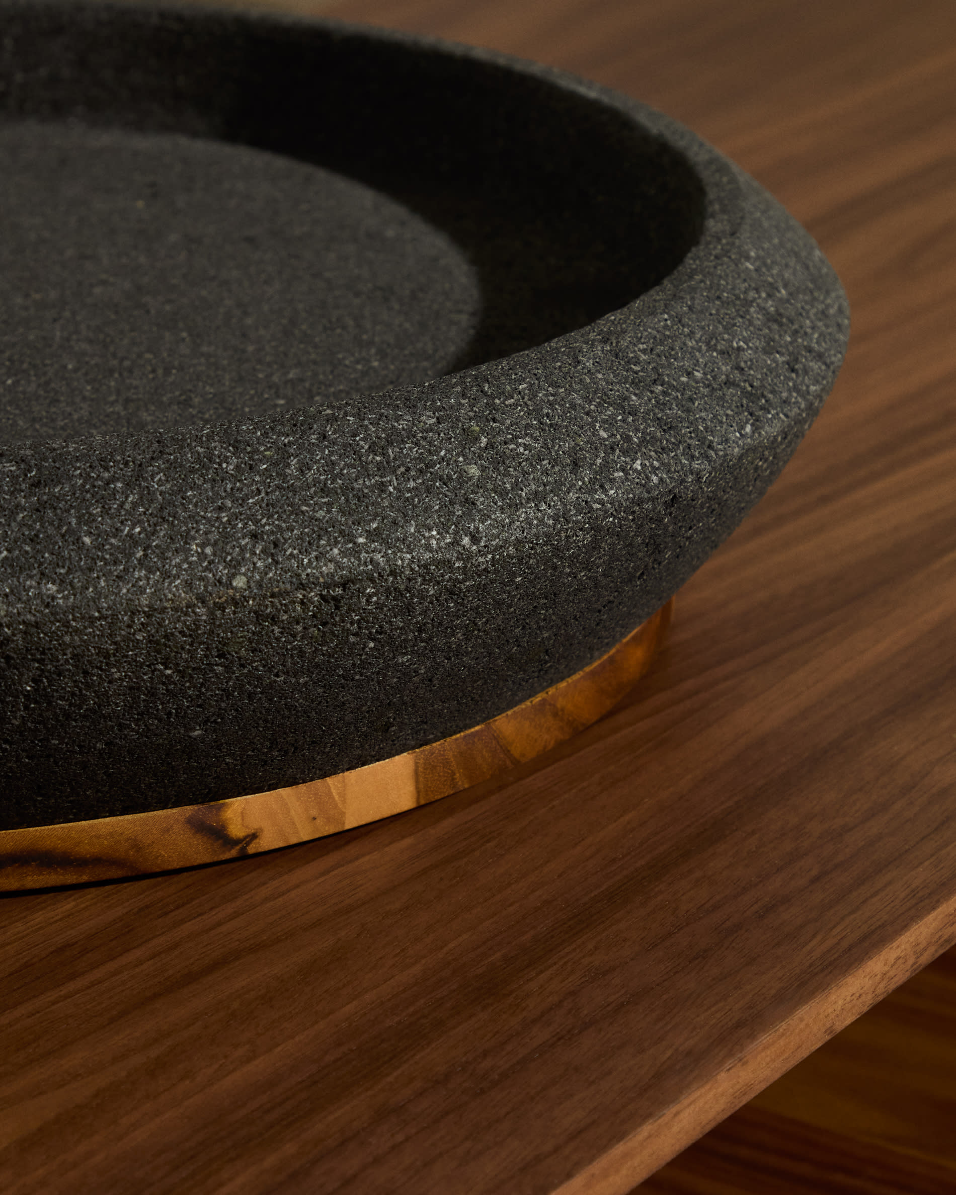 Naro centrepiece in black stone and teak wood Ø38cm