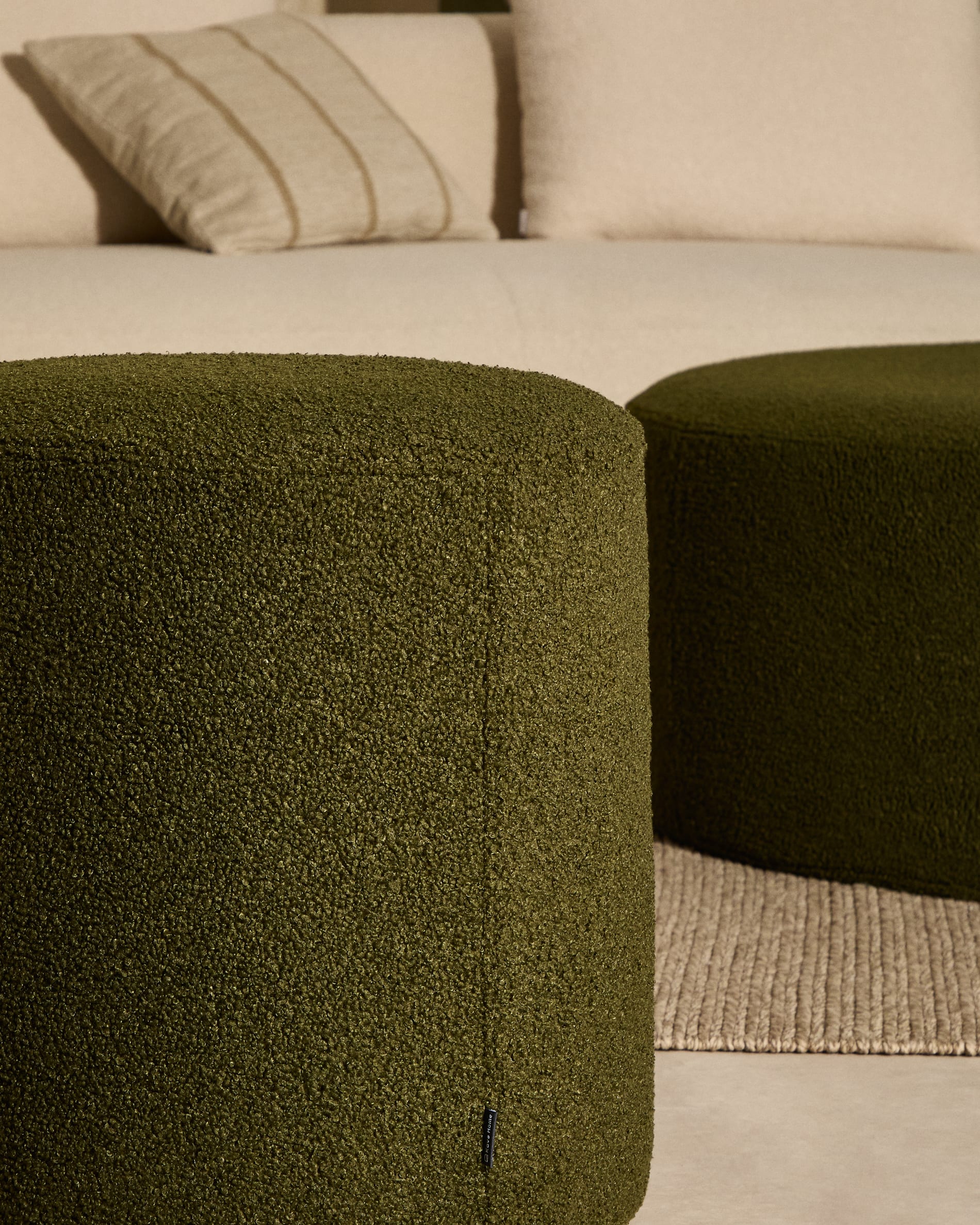 Kaeli footrest with removable cover in green bouclé Ø 43 cm