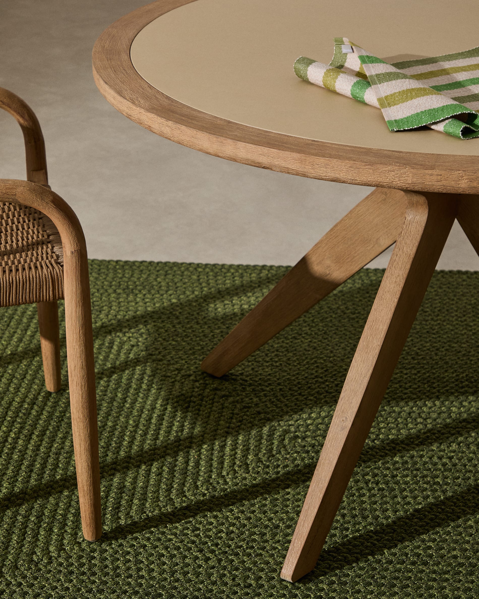 Julieta round table in polycement and solid acacia wood Ø 120 cm FSC 100%