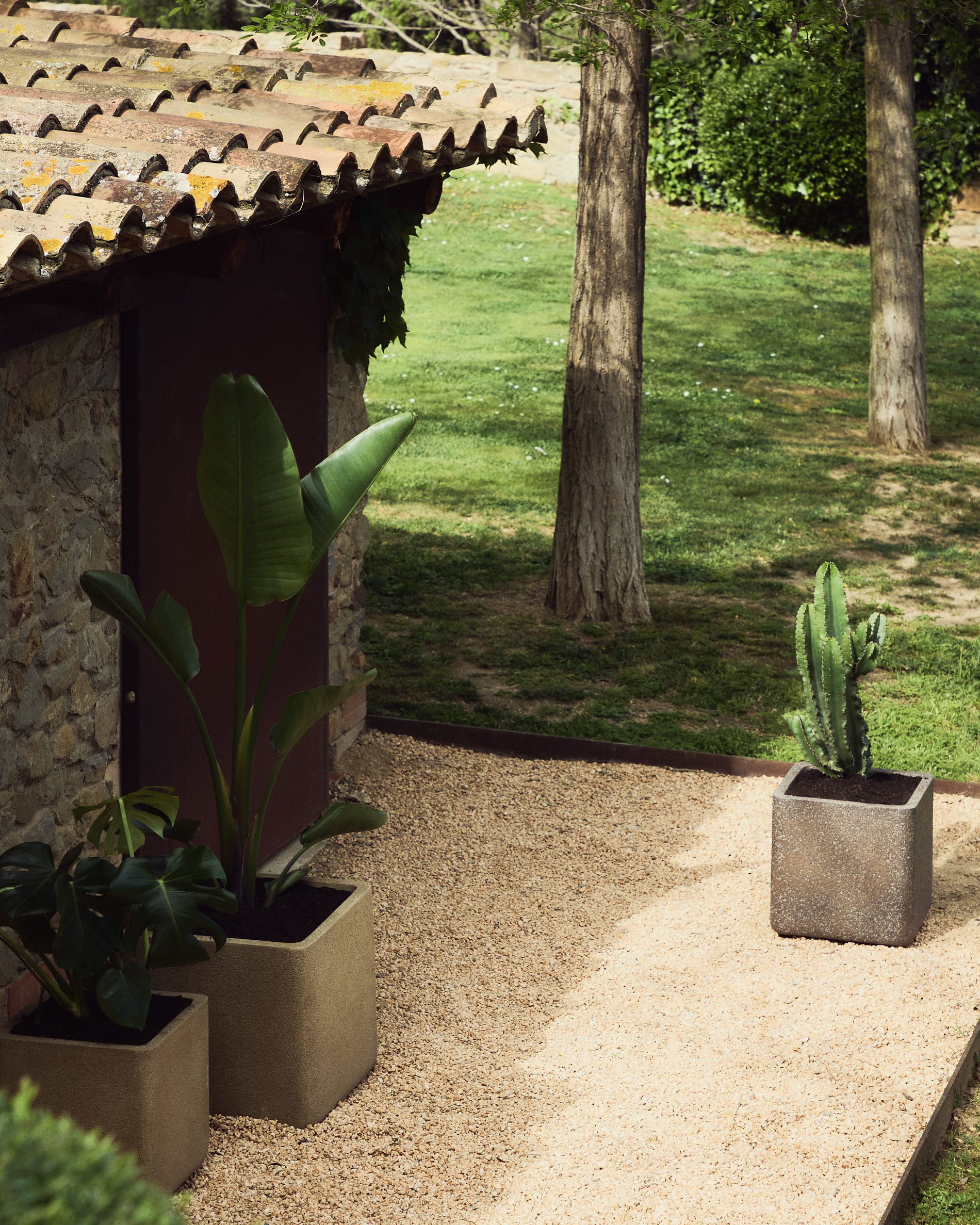 Set of 2 Minoa planters with brown stone effect 44 x 44 cm