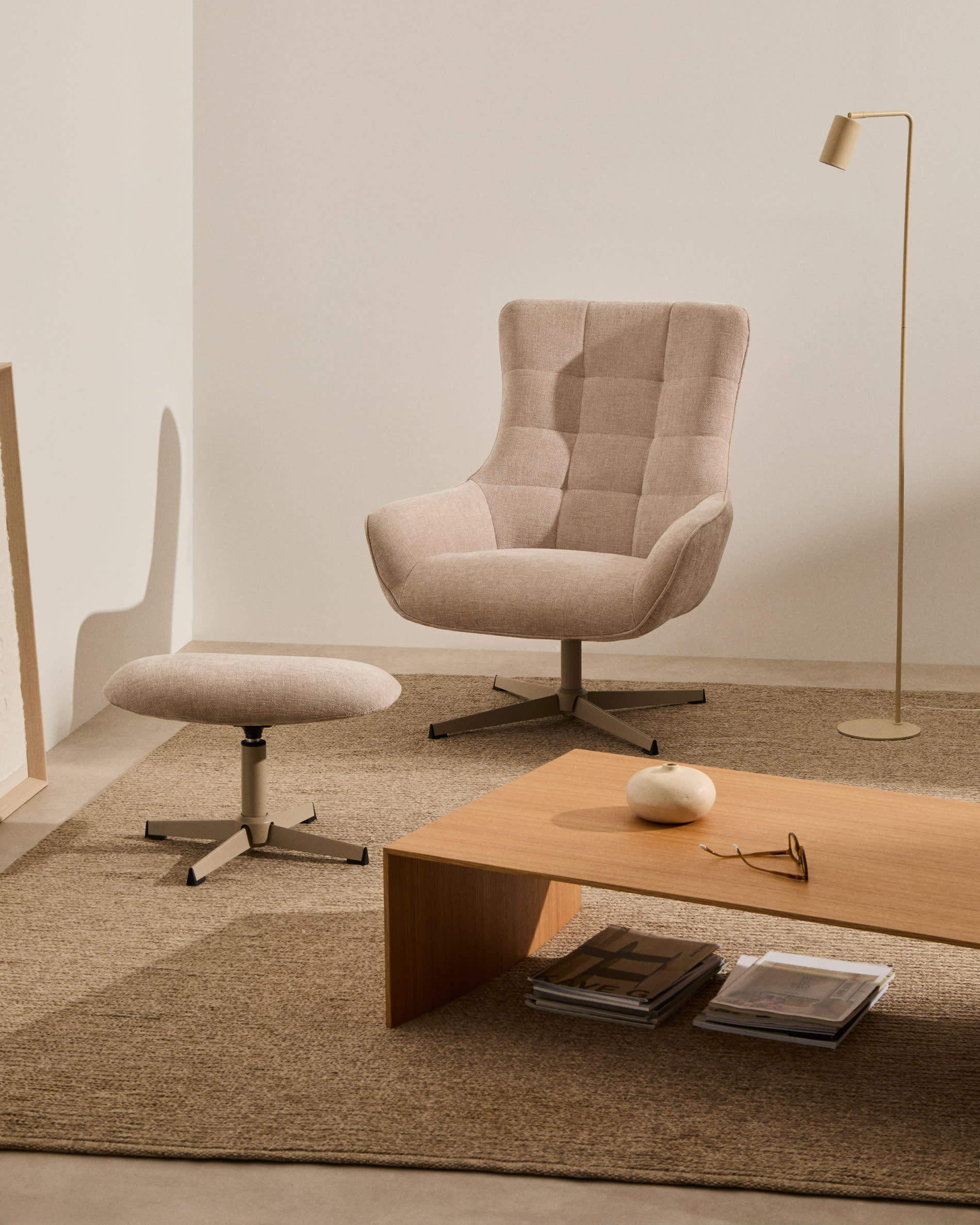 Teryl swivel beige chenille armchair with grey-finished metal, FSC 100%