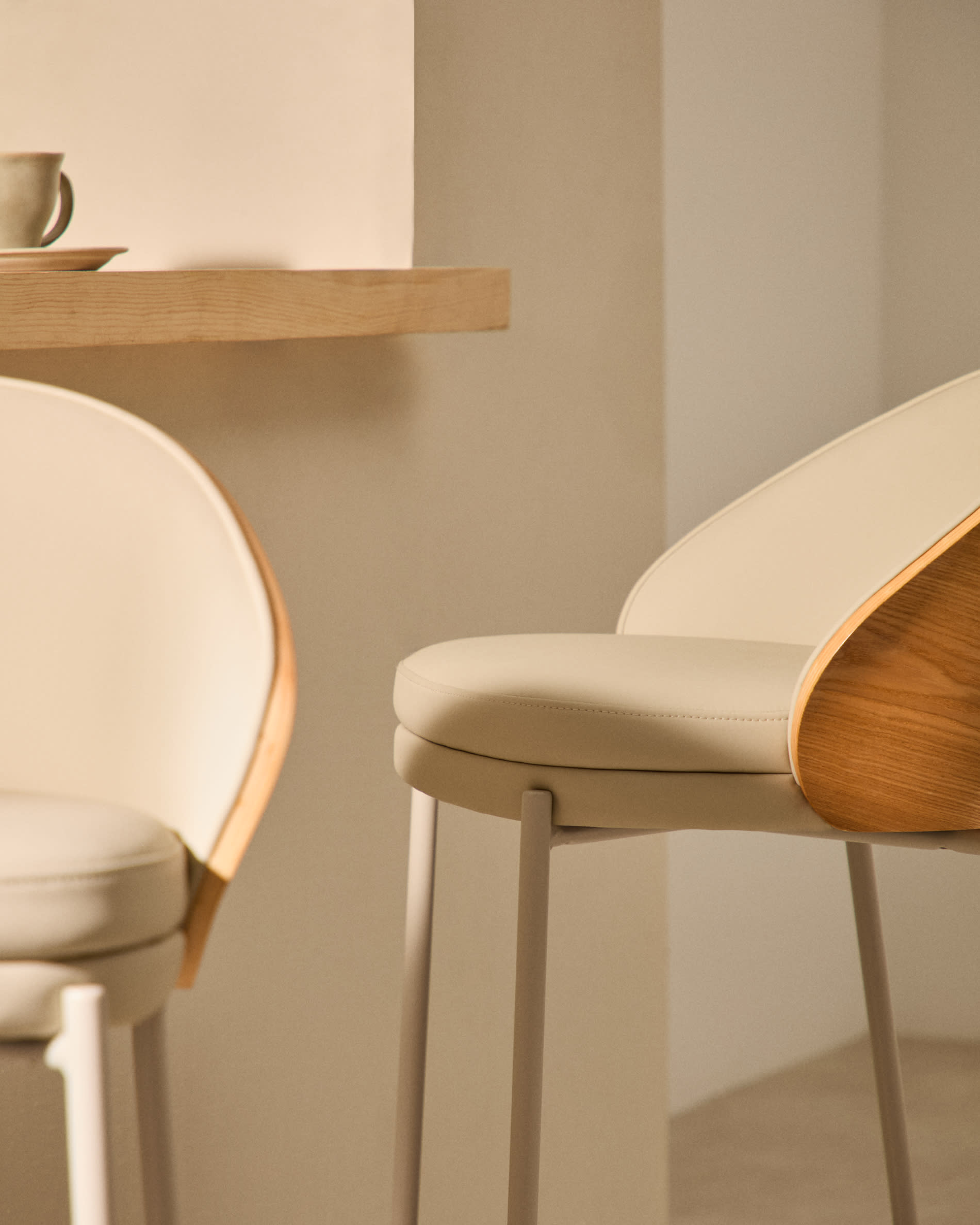 Eamy stool in beige polyurethane, ash veneer natural finish and beige metal 65 cm