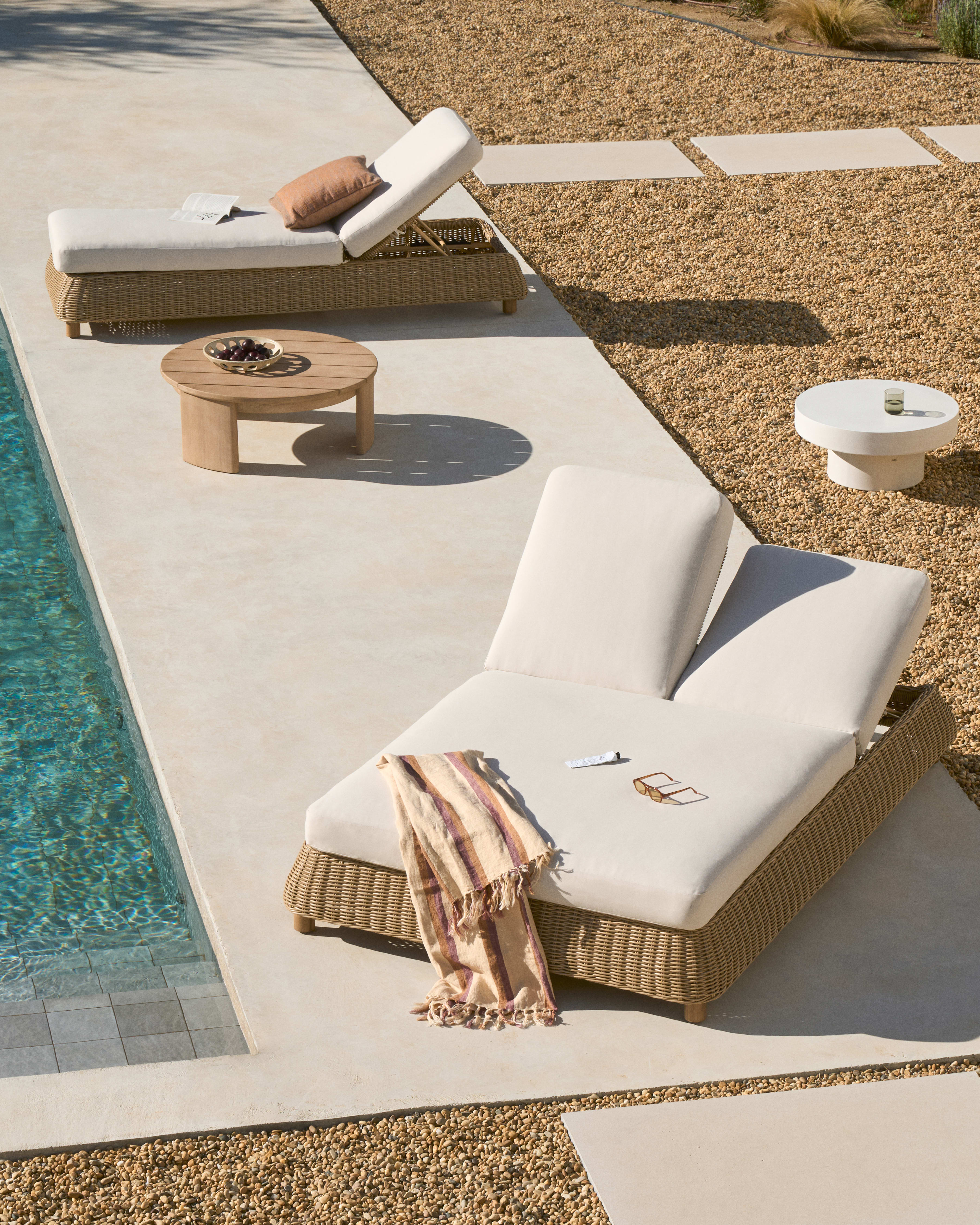 Meria double sun lounger in synthetic rattan with FSC 100% solid acacia wood legs
