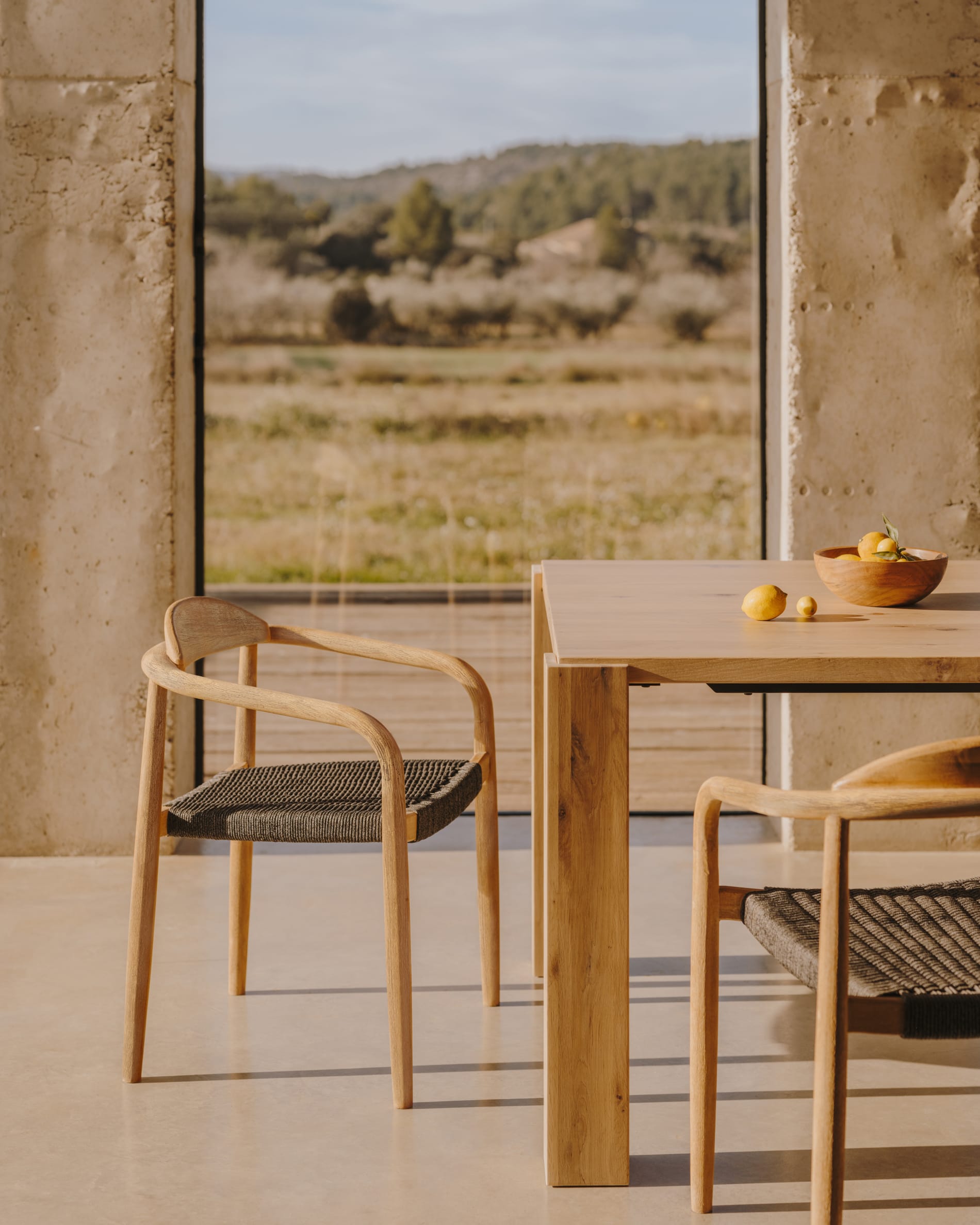 Chaise empilable Nina en bois massif d’acacia et corde noire — Kave Home