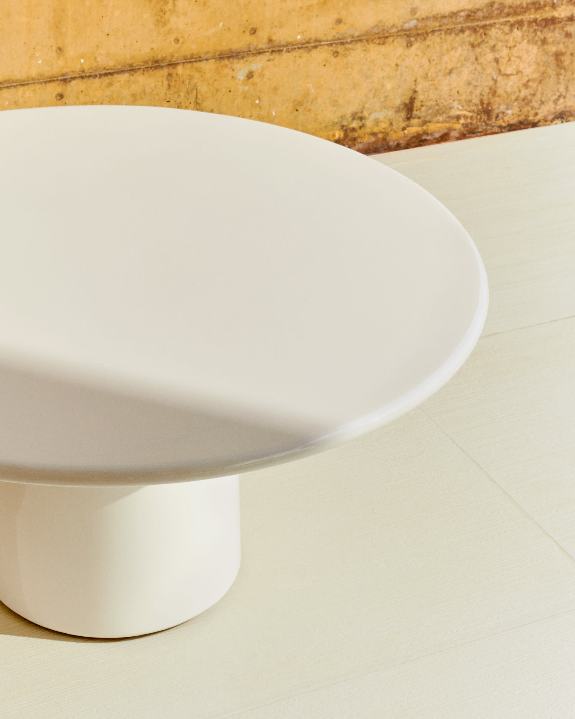 Albanella coffee table in cement with glossy white finish Ø85cm