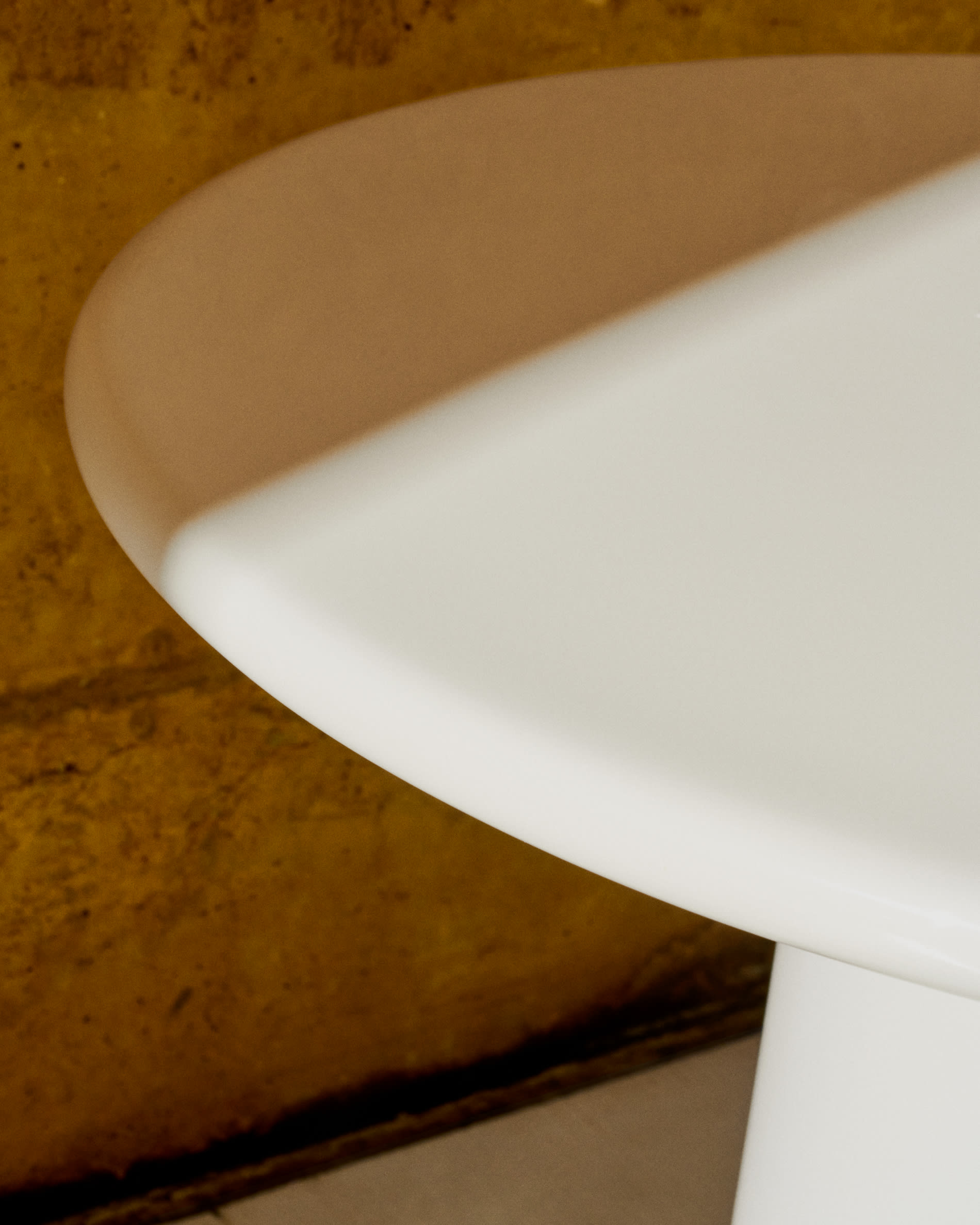 Albanella coffee table in cement with glossy white finish Ø65cm