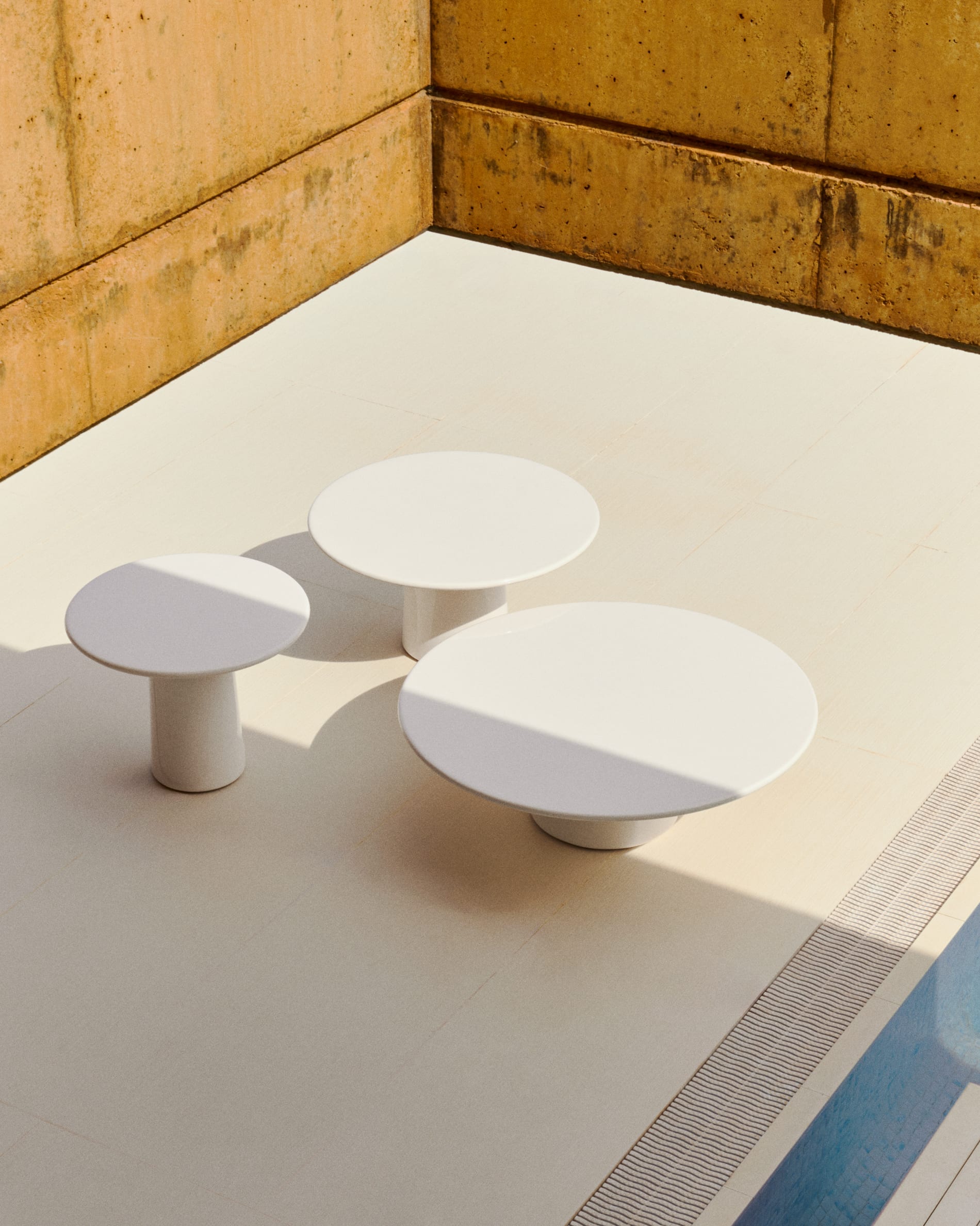 Albanella coffee table in cement with glossy white finish Ø110cm