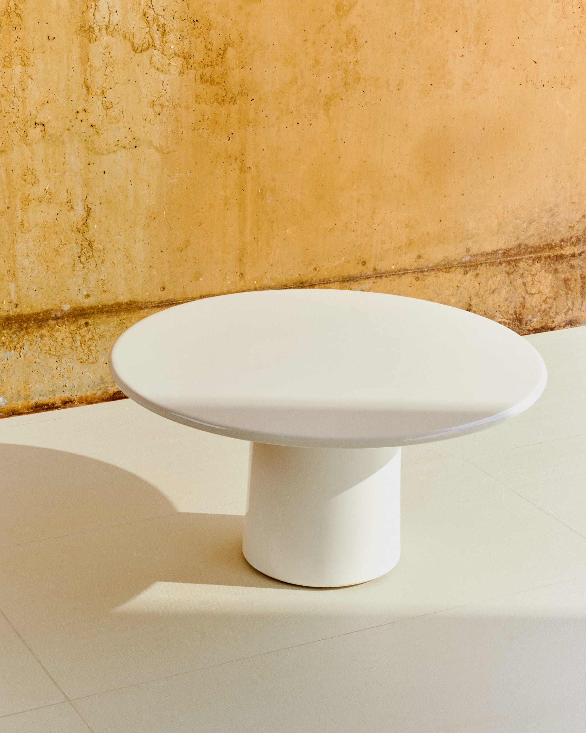 Albanella coffee table in cement with glossy white finish Ø85cm