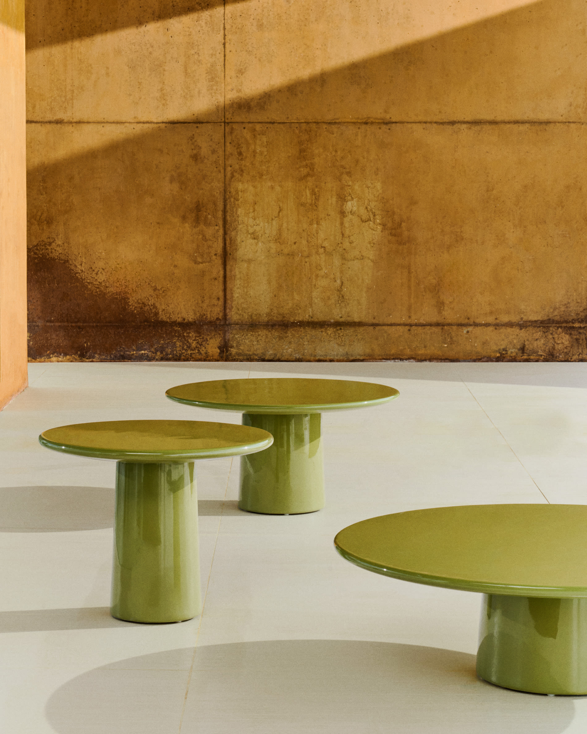 Albanella coffee table in cement with glossy green finish Ø65cm