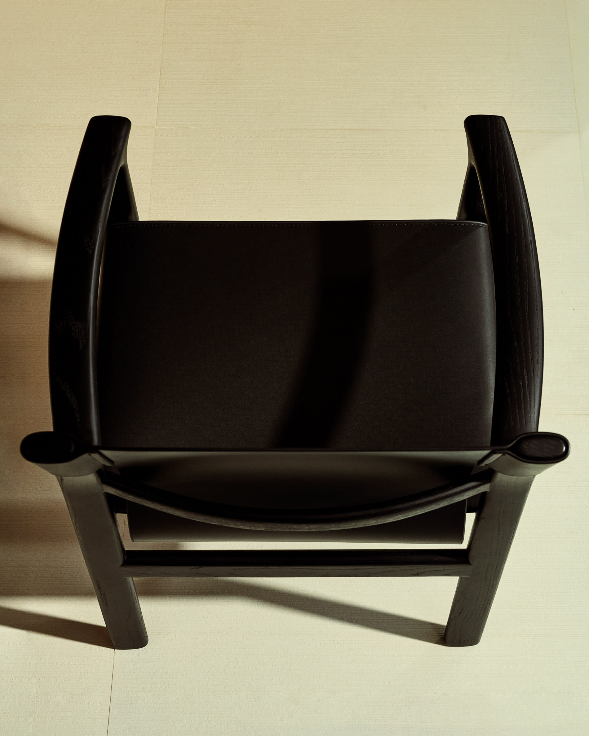 Jan chair made of black recycled leather fibres and FSC 100% solid ash wood with black finish