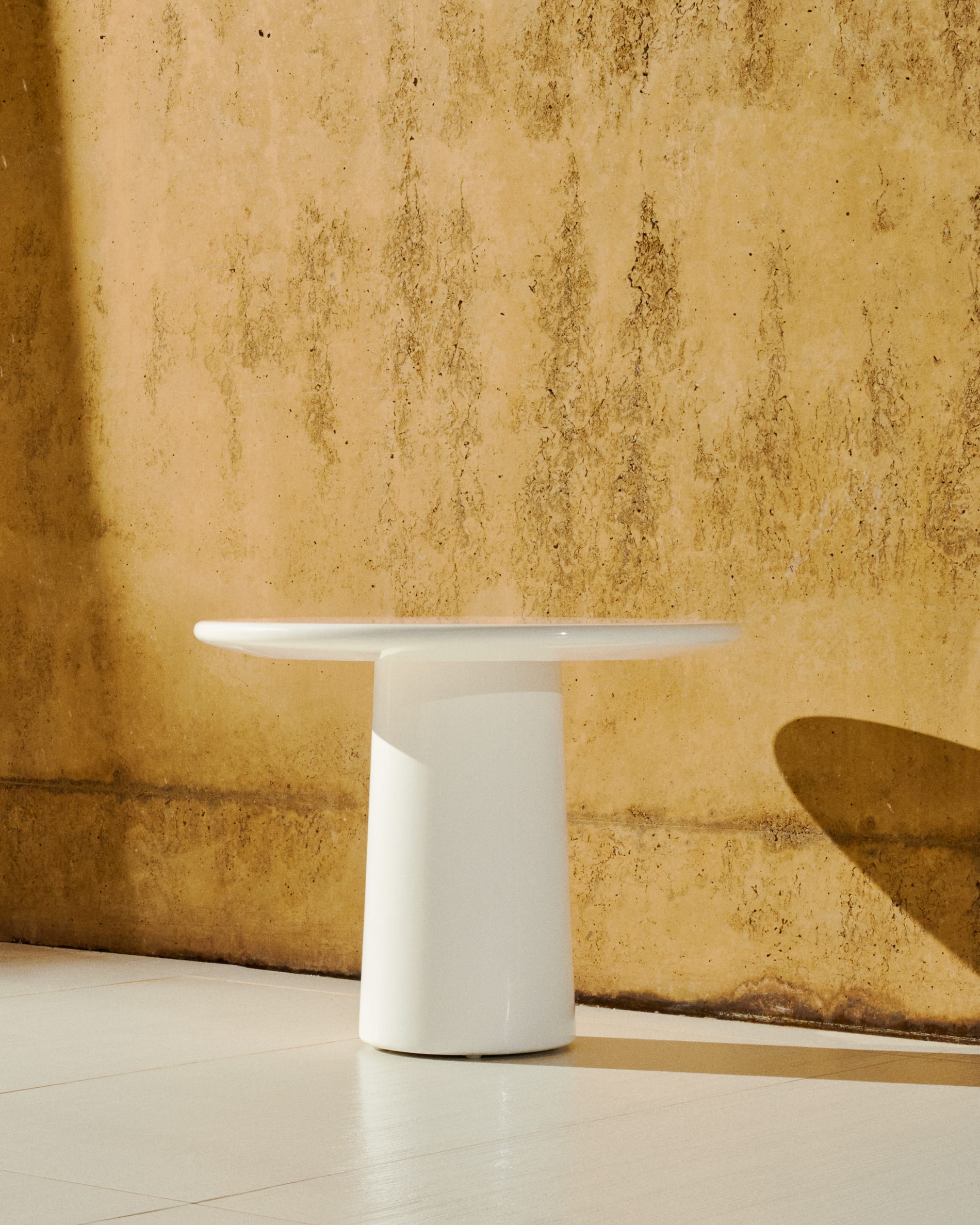 Albanella coffee table in cement with glossy white finish Ø65cm