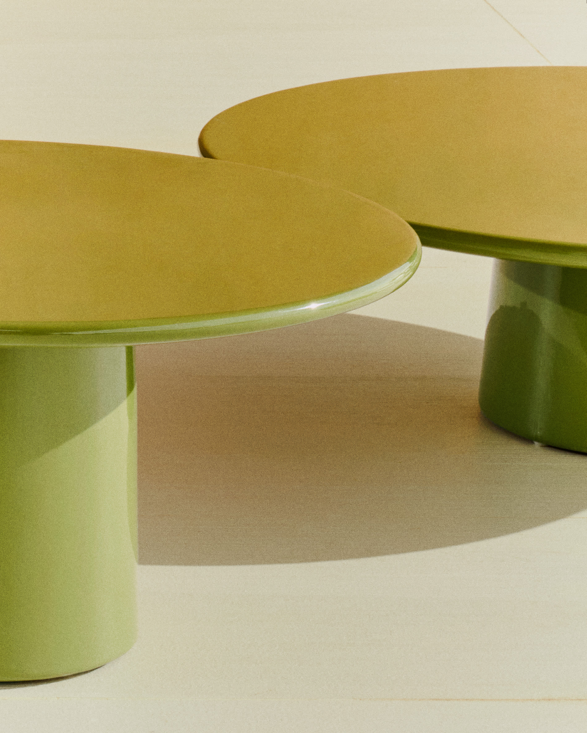 Albanella coffee table in cement with glossy green finish Ø110cm