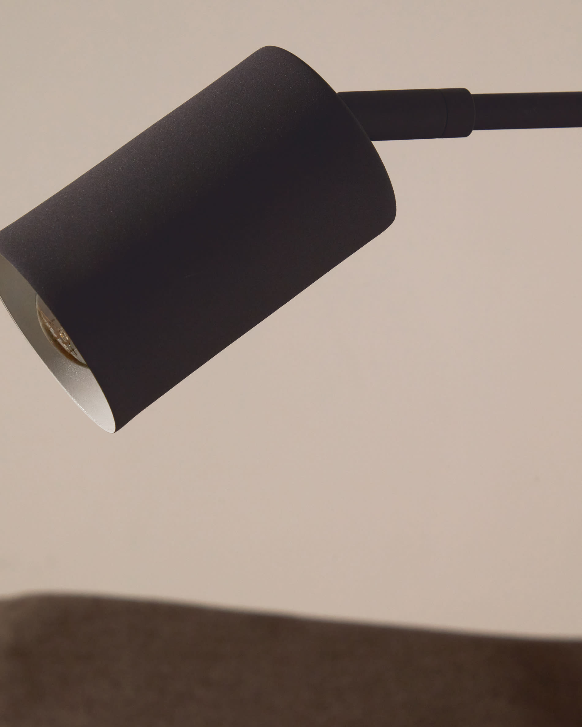 Manie metal desk lamp in metal with black cast-iron-effect finish