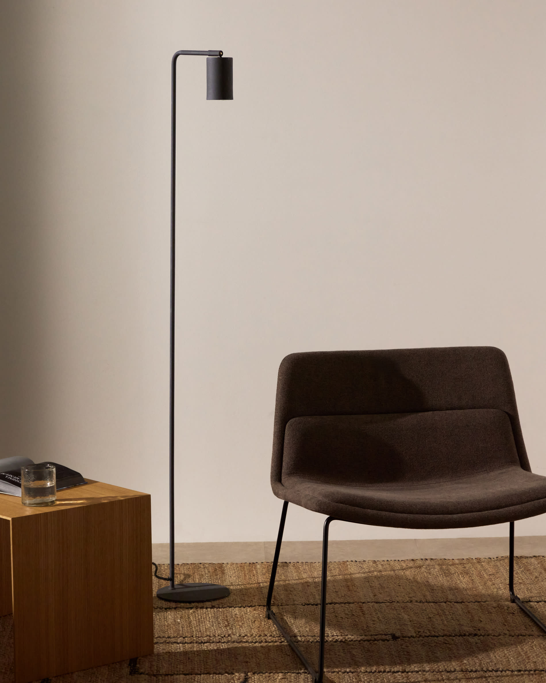 Manie metal floor lamp with black cast-iron-effect finish