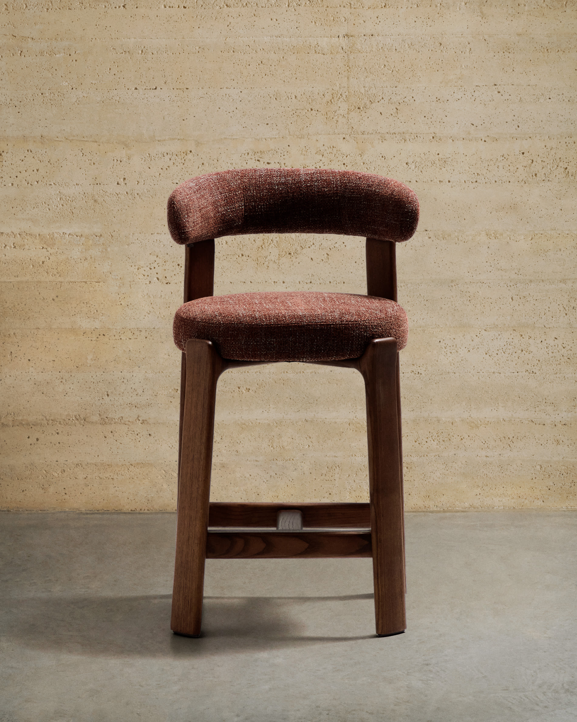 Granite fire-retardant stool with backrest in brown chenille and solid ash wood with walnut-coloured finish FSC 100% 65cm