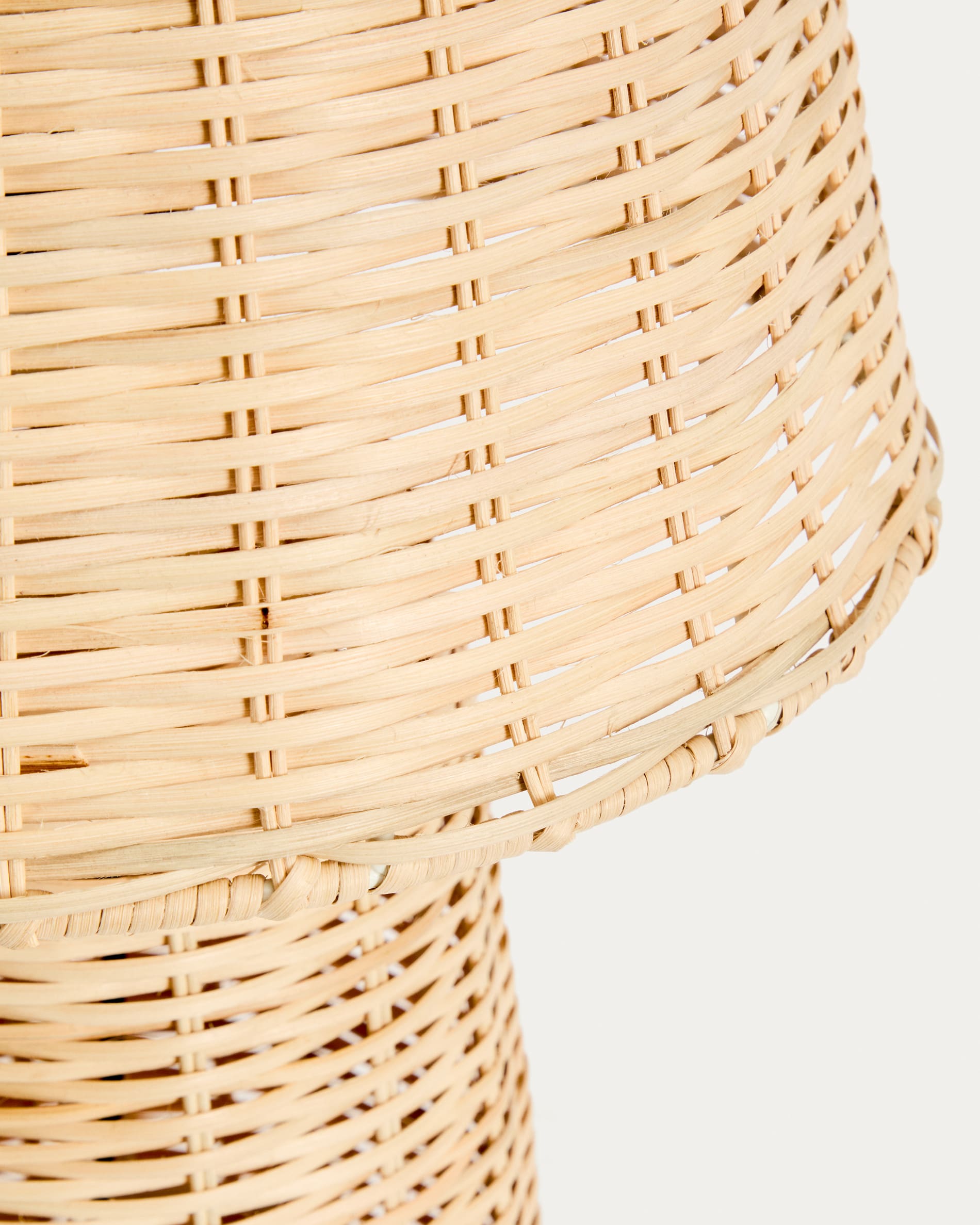 Neuda rattan table lamp with light finish