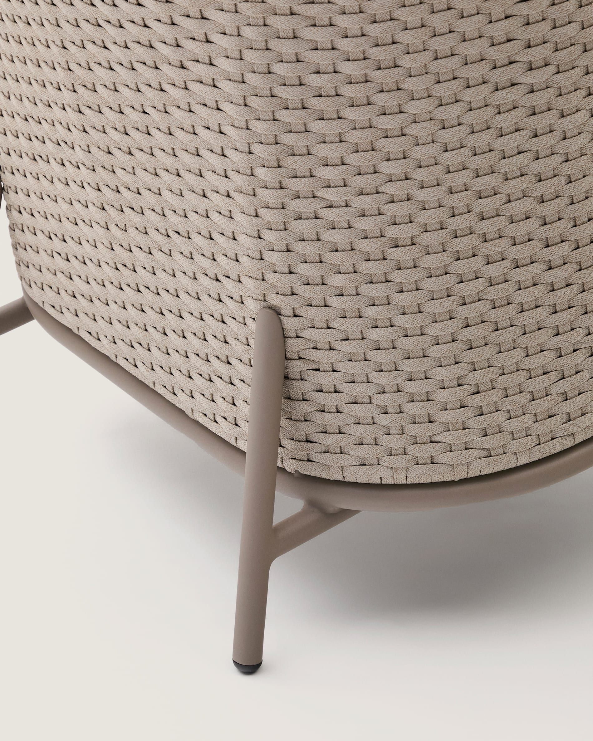 Sedalis outdoor armchair in aluminium and taupe rope cord