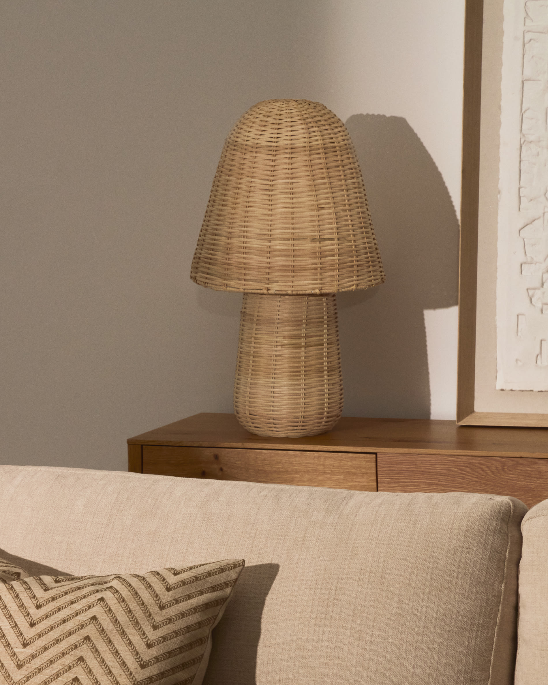Neuda rattan table lamp with light finish