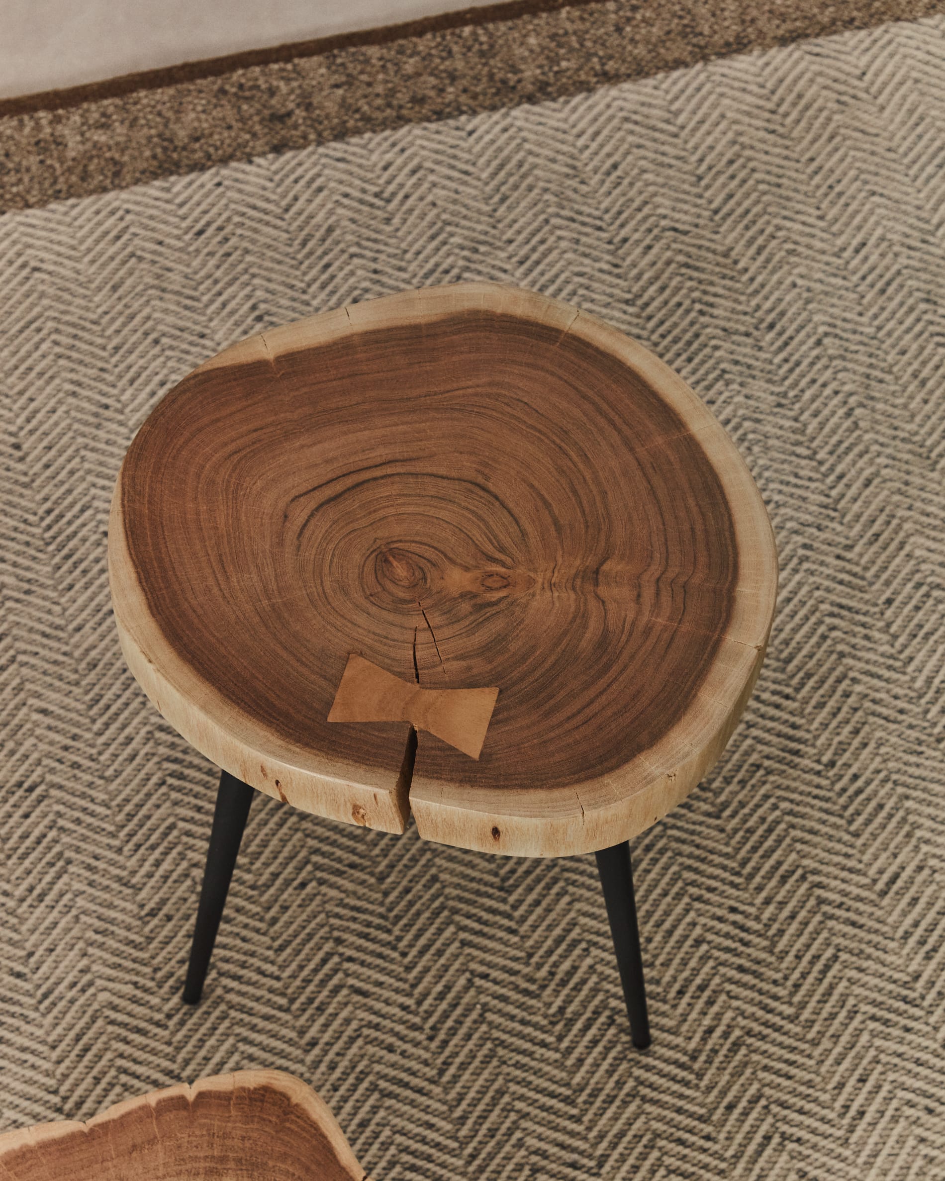 Tanive side table in solid acacia wood with bleached finish and black steel legs Ø35cm