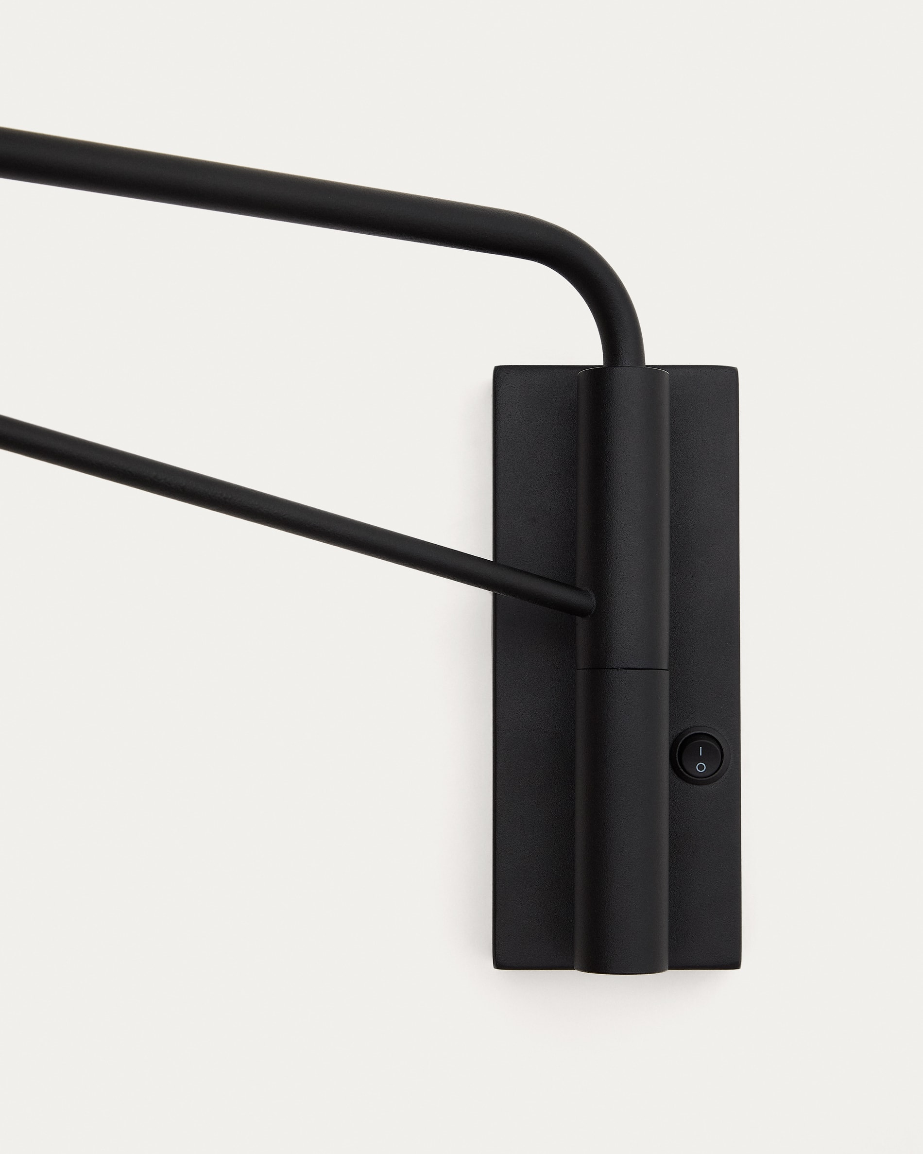 Eilo wall light in black steel with frosted glass globe